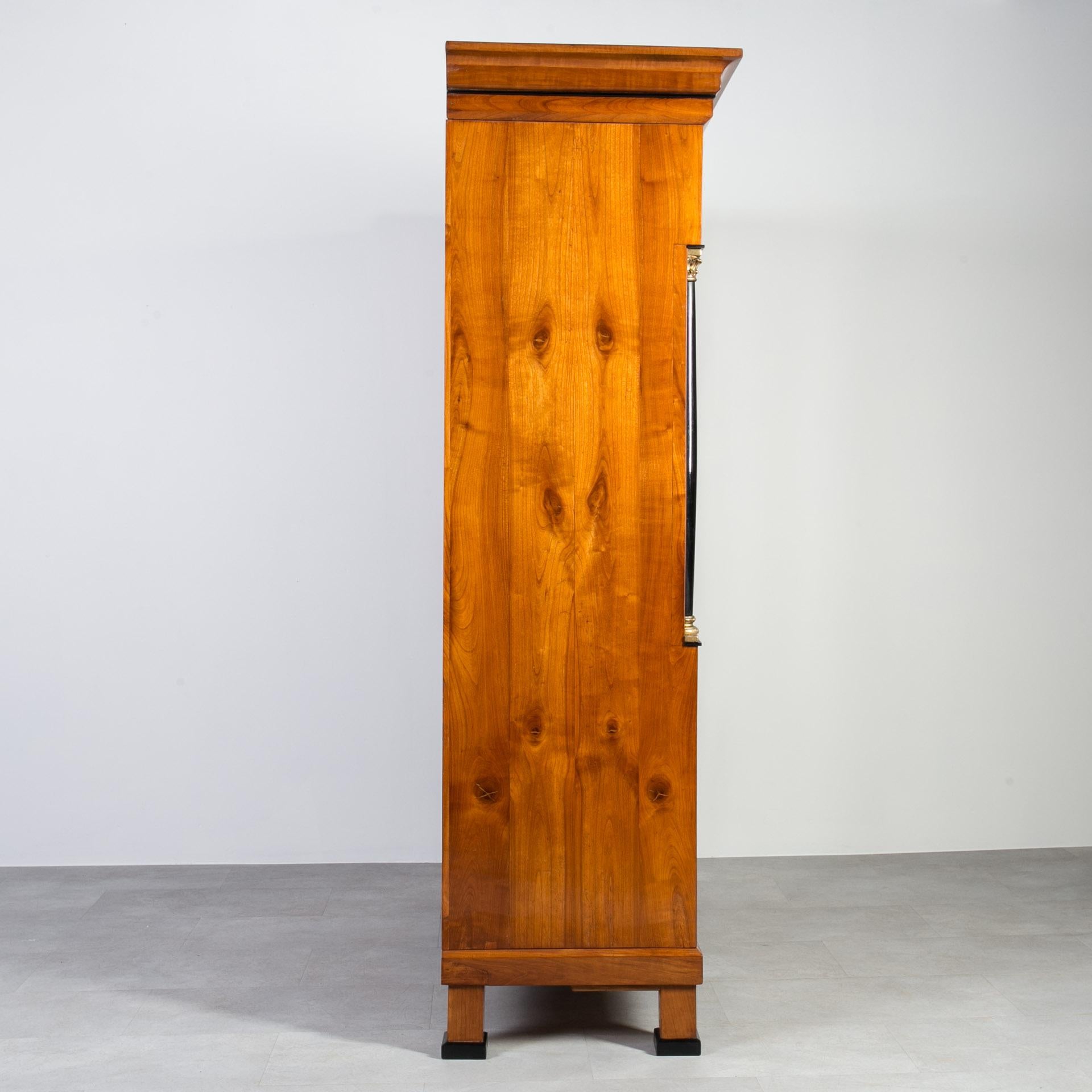 Armadio Biedermeier in ciliegio massiccio, Germania, XIX secolo in vendita 1