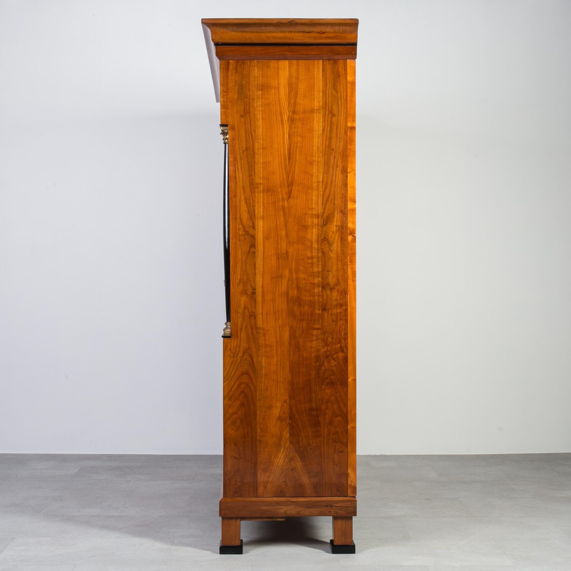 Armadio Biedermeier in ciliegio massiccio, Germania, XIX secolo in vendita 2