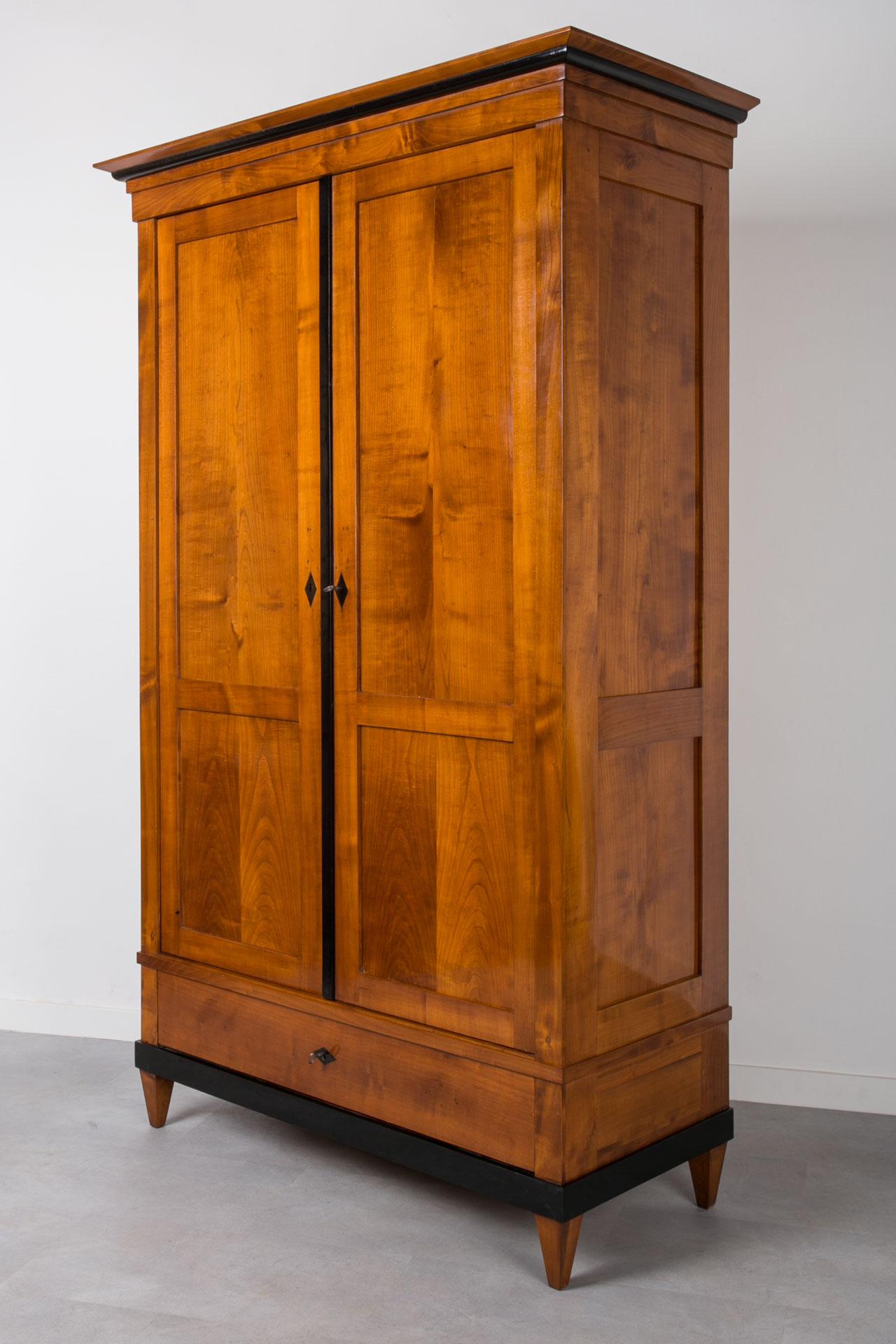 Biedermeier Wardrobe in Solid Cherrywood Veneer, Germany, 19th Century In Good Condition In Wrocław, Poland