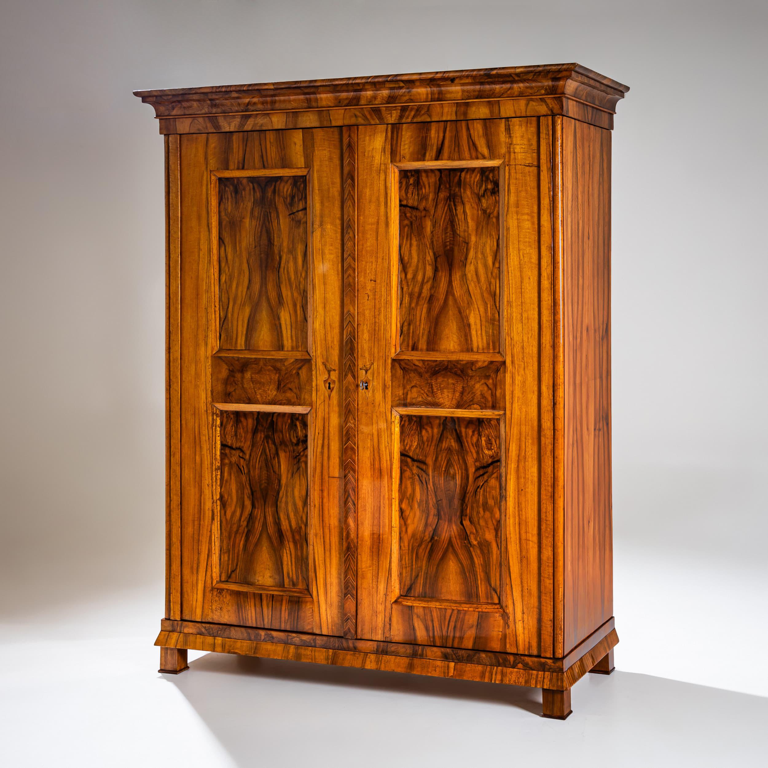 Armadio Biedermeier in noce, circa 1830 in vendita 4