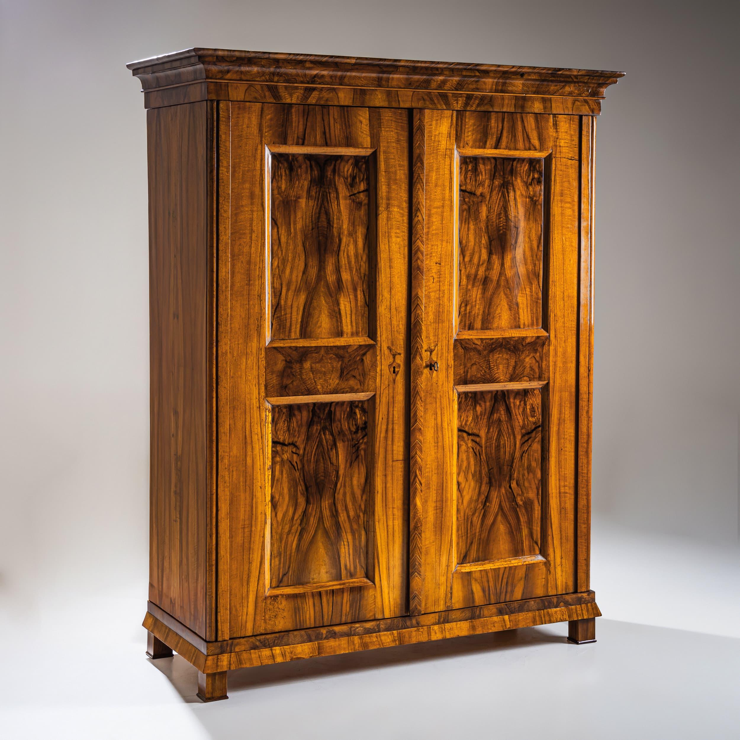 Armadio Biedermeier in noce, circa 1830 in vendita 5