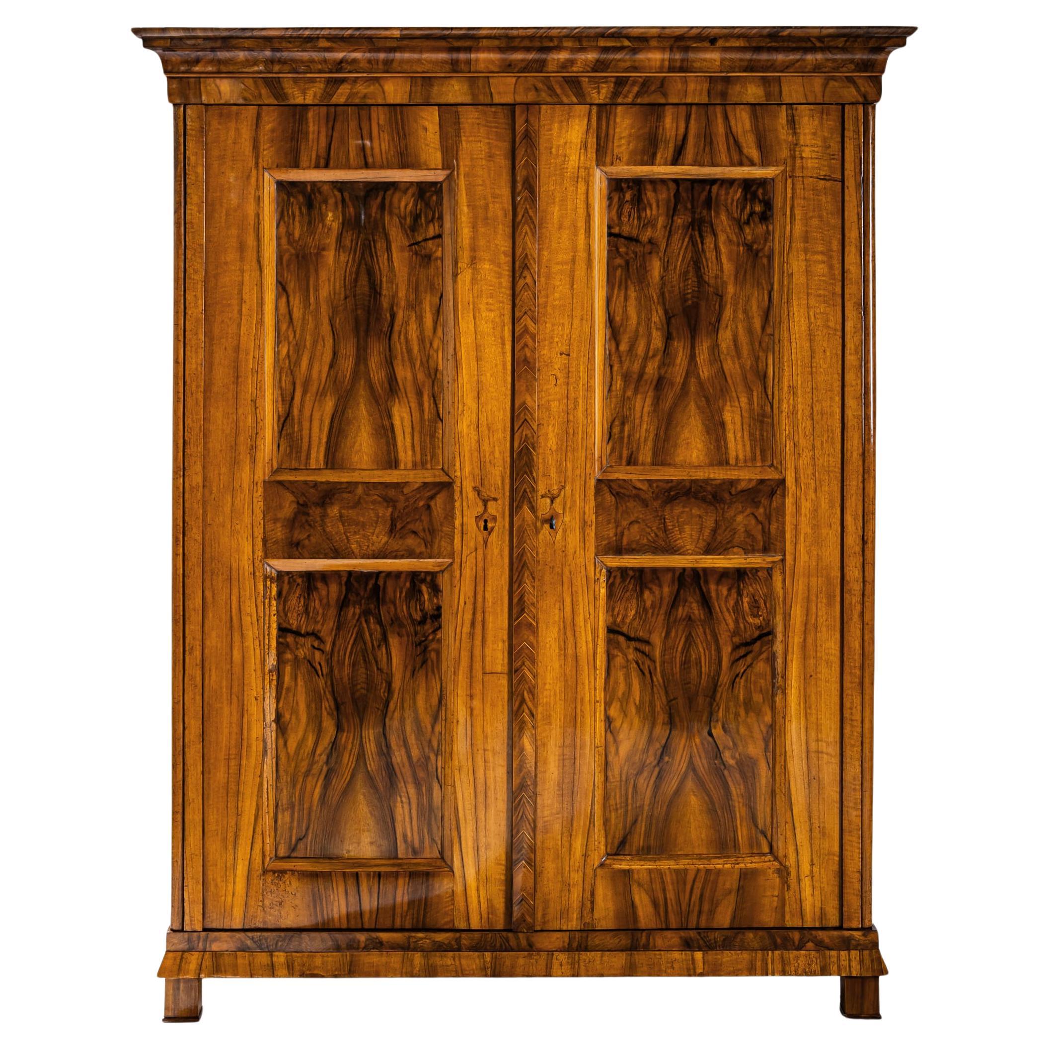 Biedermeier Garderobe in Nussbaum, um 1830