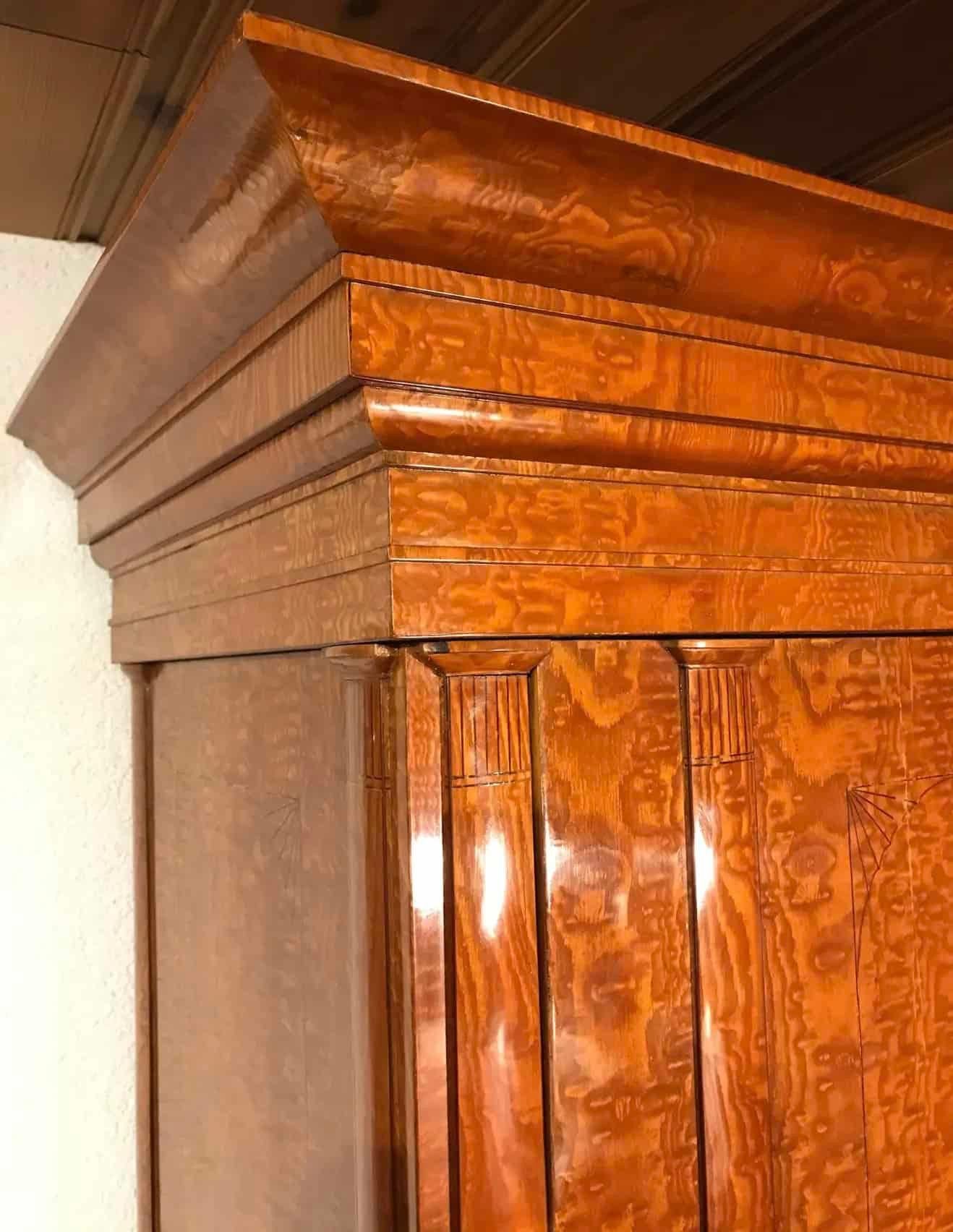 Garde-robe Biedermeier, États baltes 1810-1820
L'armoire Biedermeier se distingue par son placage en érable piqué, les inserts de filaments sur les portes et les bandes de pilastre. A l'intérieur, un tiroir et un porte-manteau. Deux étagères ont été