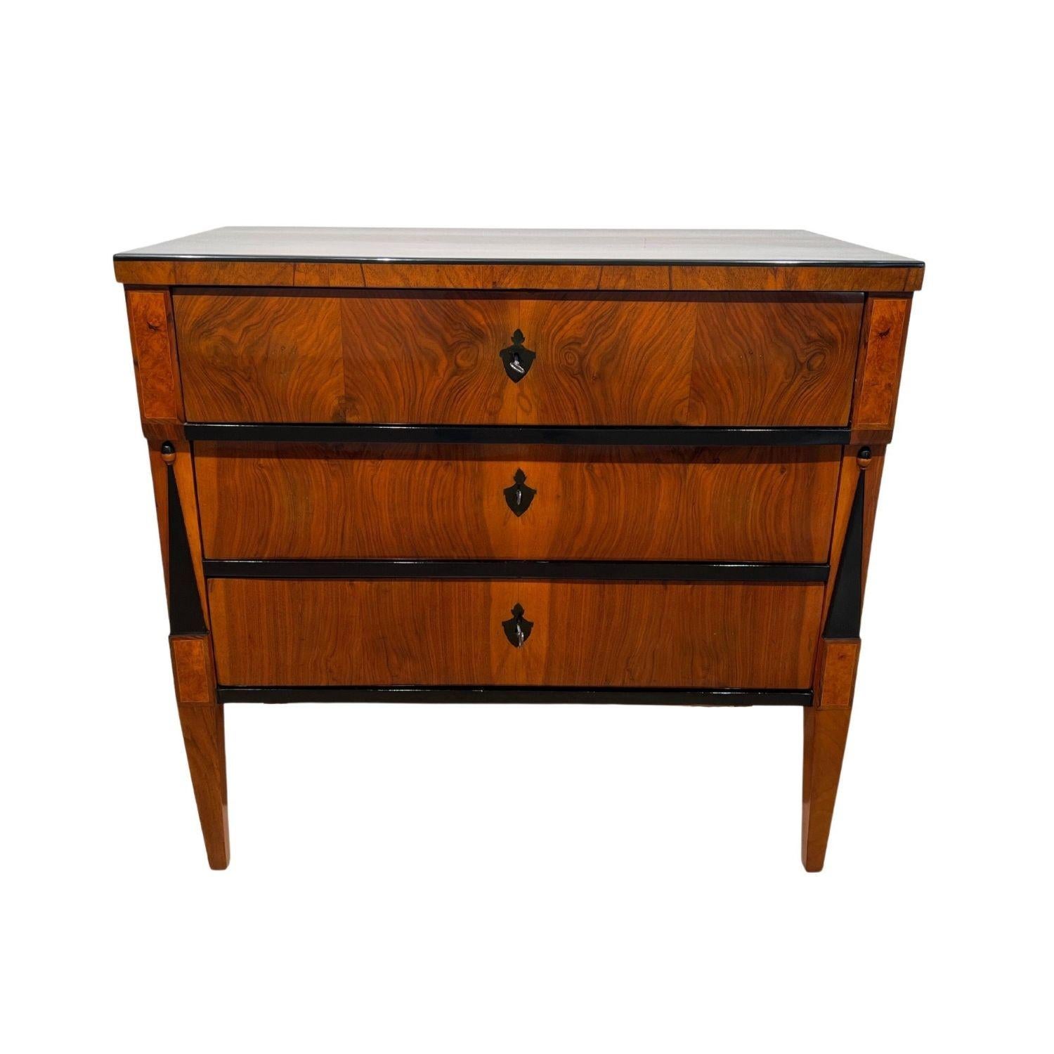 Extraordinary, greatly restored neoclassical Biedermeier writing chest or Commode in walnut from southern Germany around 1825.
* Walnut veneer on softwood body.
* Triangar lisettes with half-blackened acorn decoration at the top and birch root