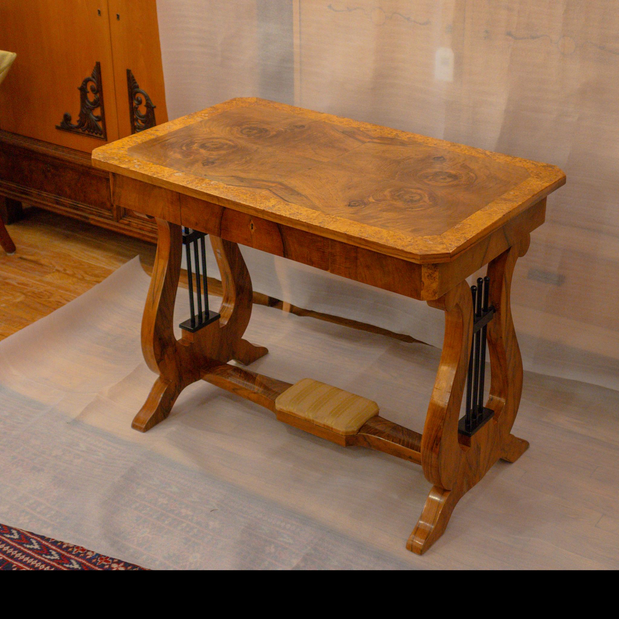 Biedermeier-Schreibtisch im Angebot 3