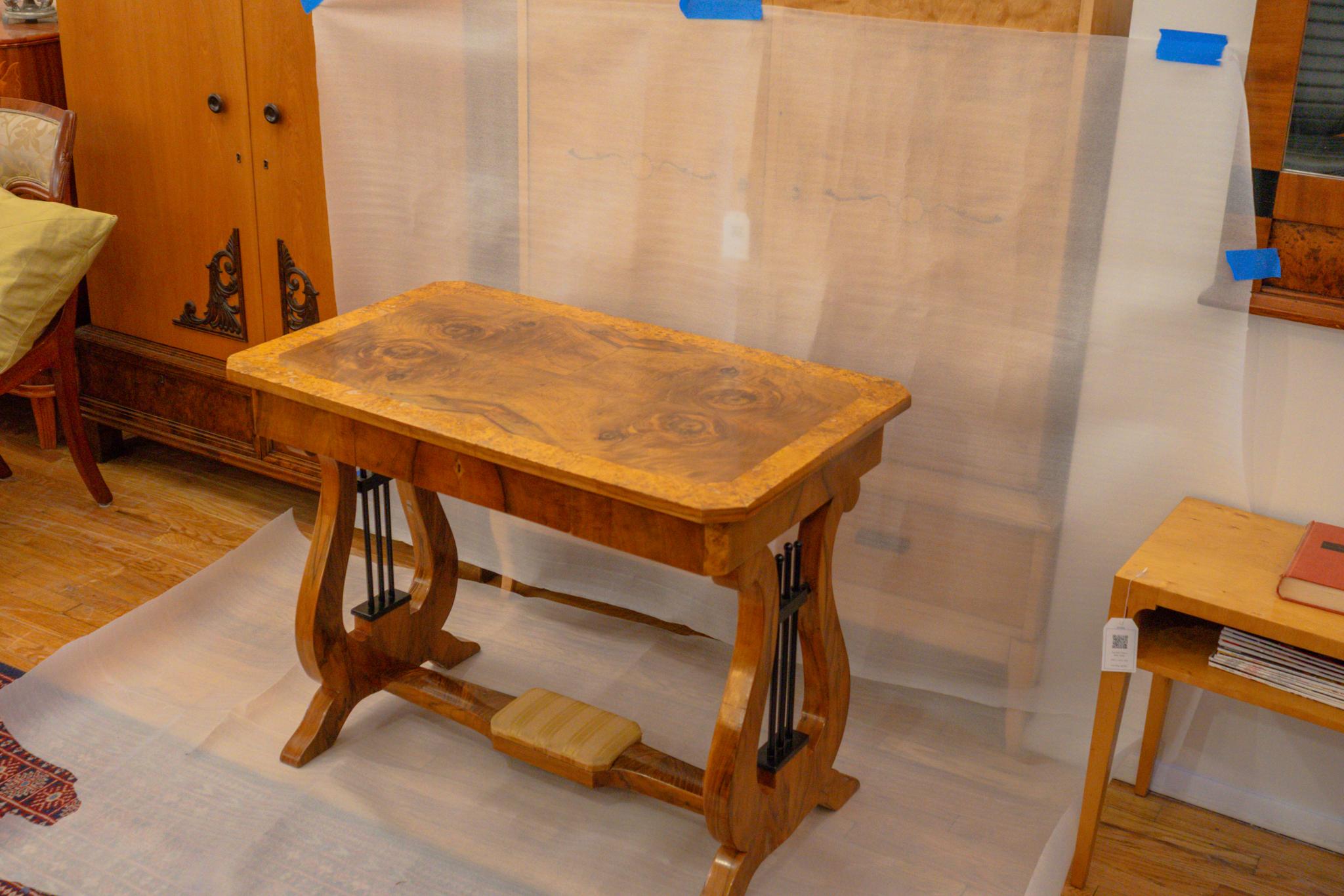 Biedermeier-Schreibtisch im Angebot 4
