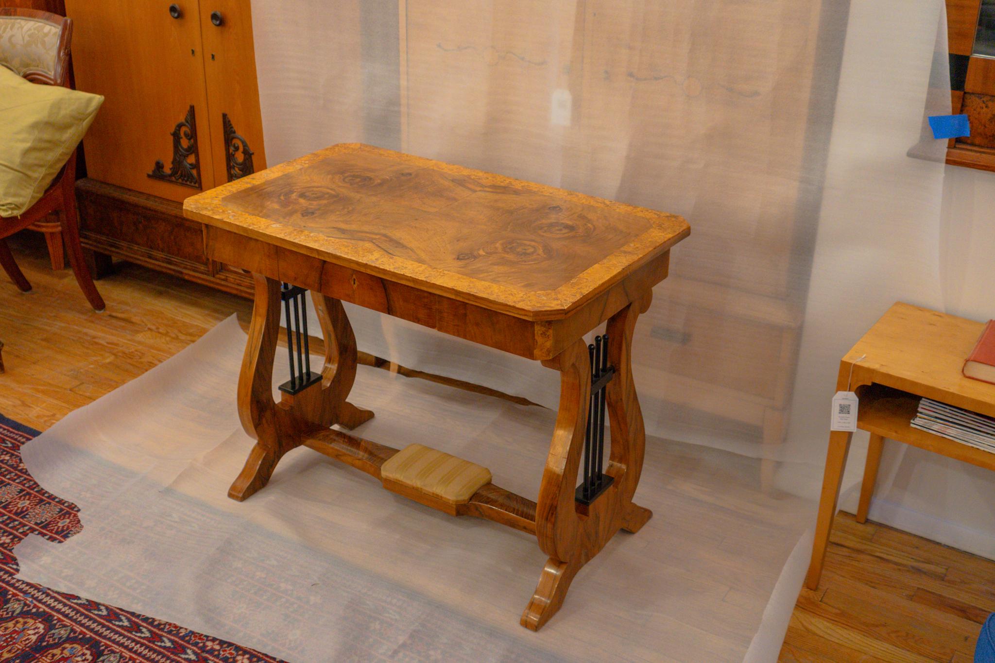 Biedermeier-Schreibtisch im Angebot 5