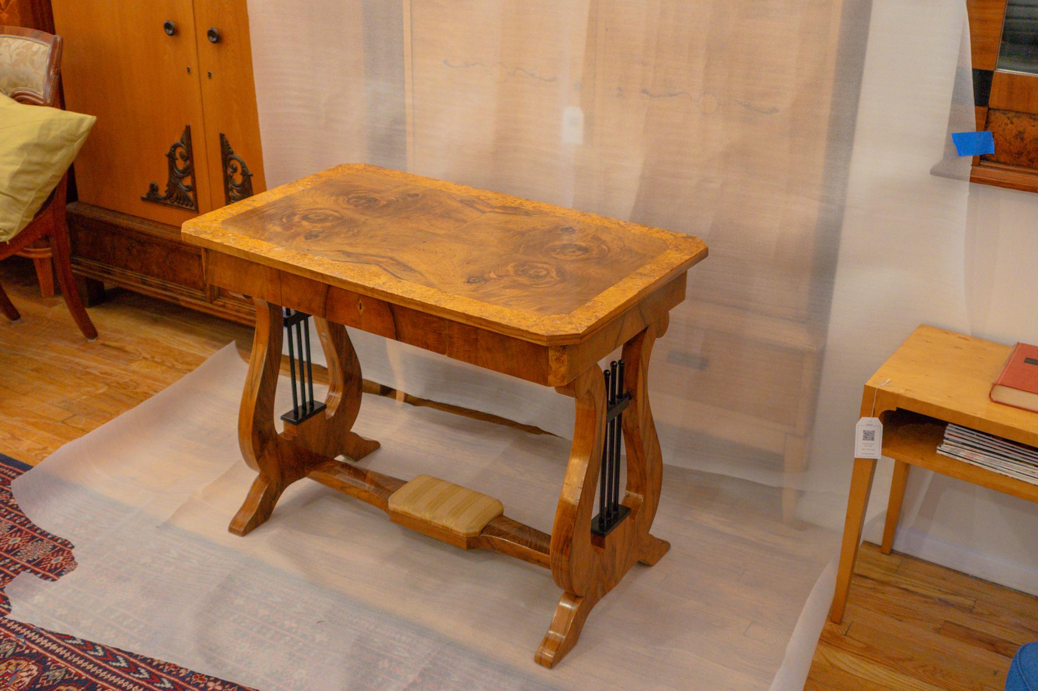Biedermeier-Schreibtisch im Angebot 6
