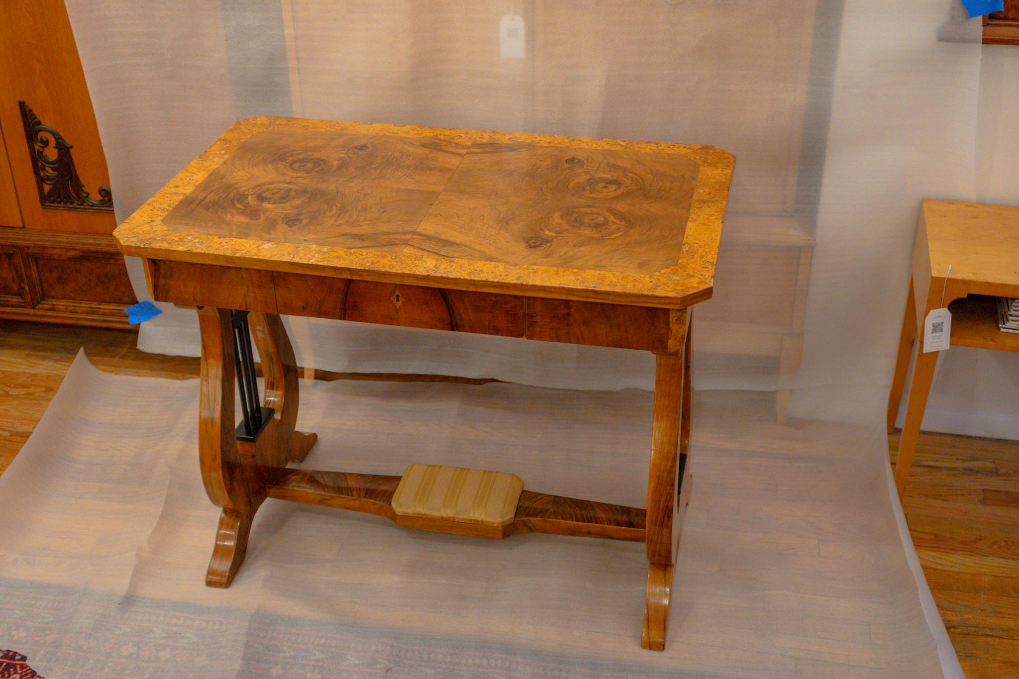 Biedermeier-Schreibtisch im Angebot 9