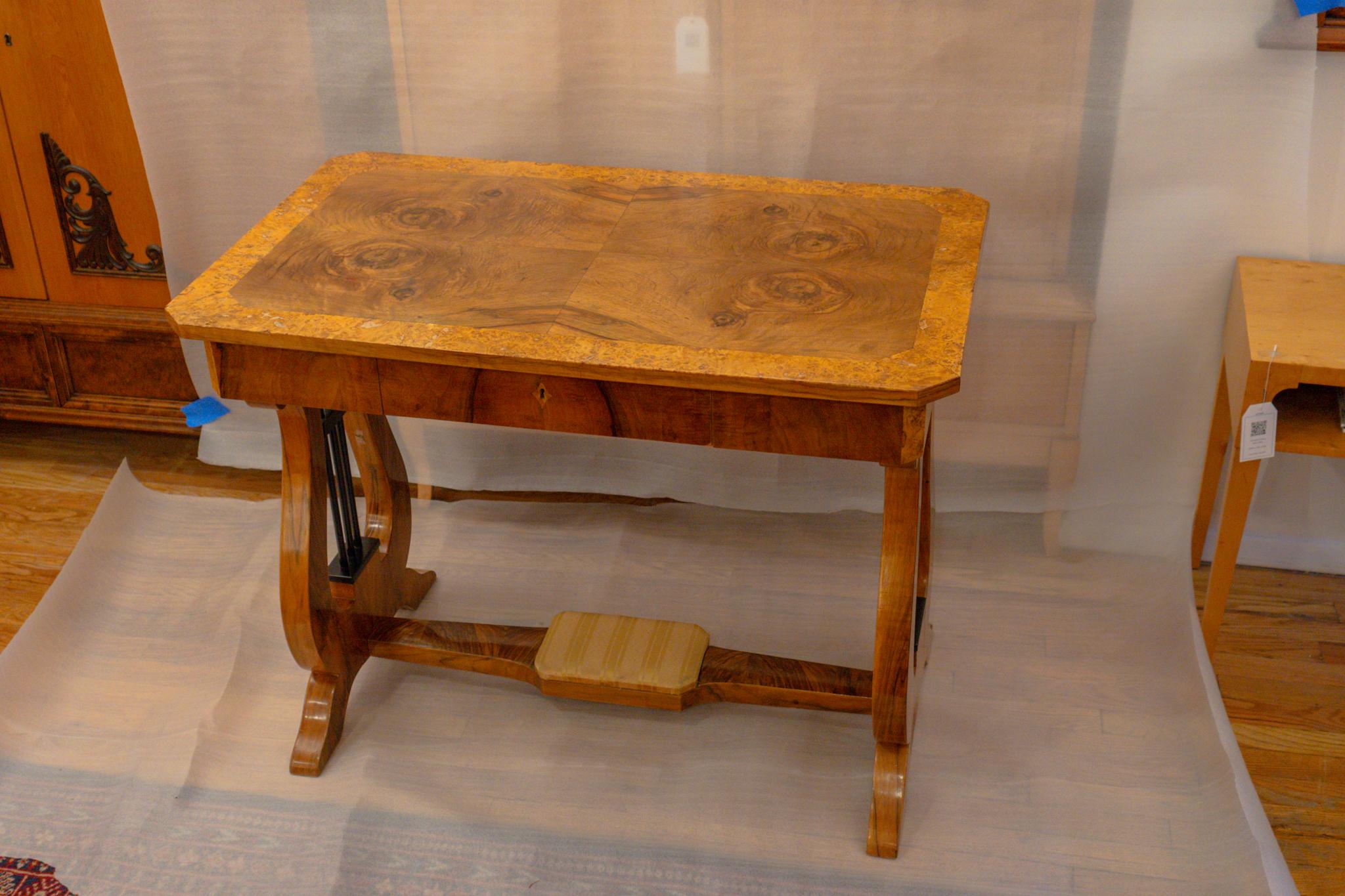 Biedermeier-Schreibtisch im Angebot 10