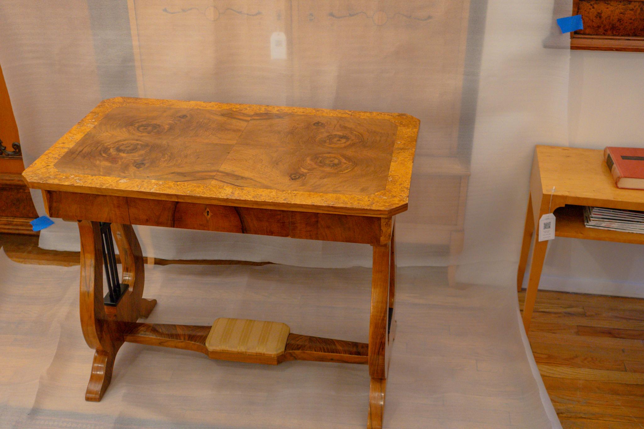 Biedermeier-Schreibtisch im Angebot 11