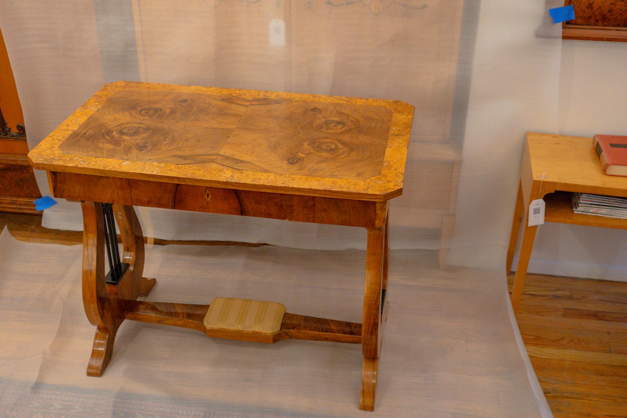 Biedermeier-Schreibtisch im Angebot 12