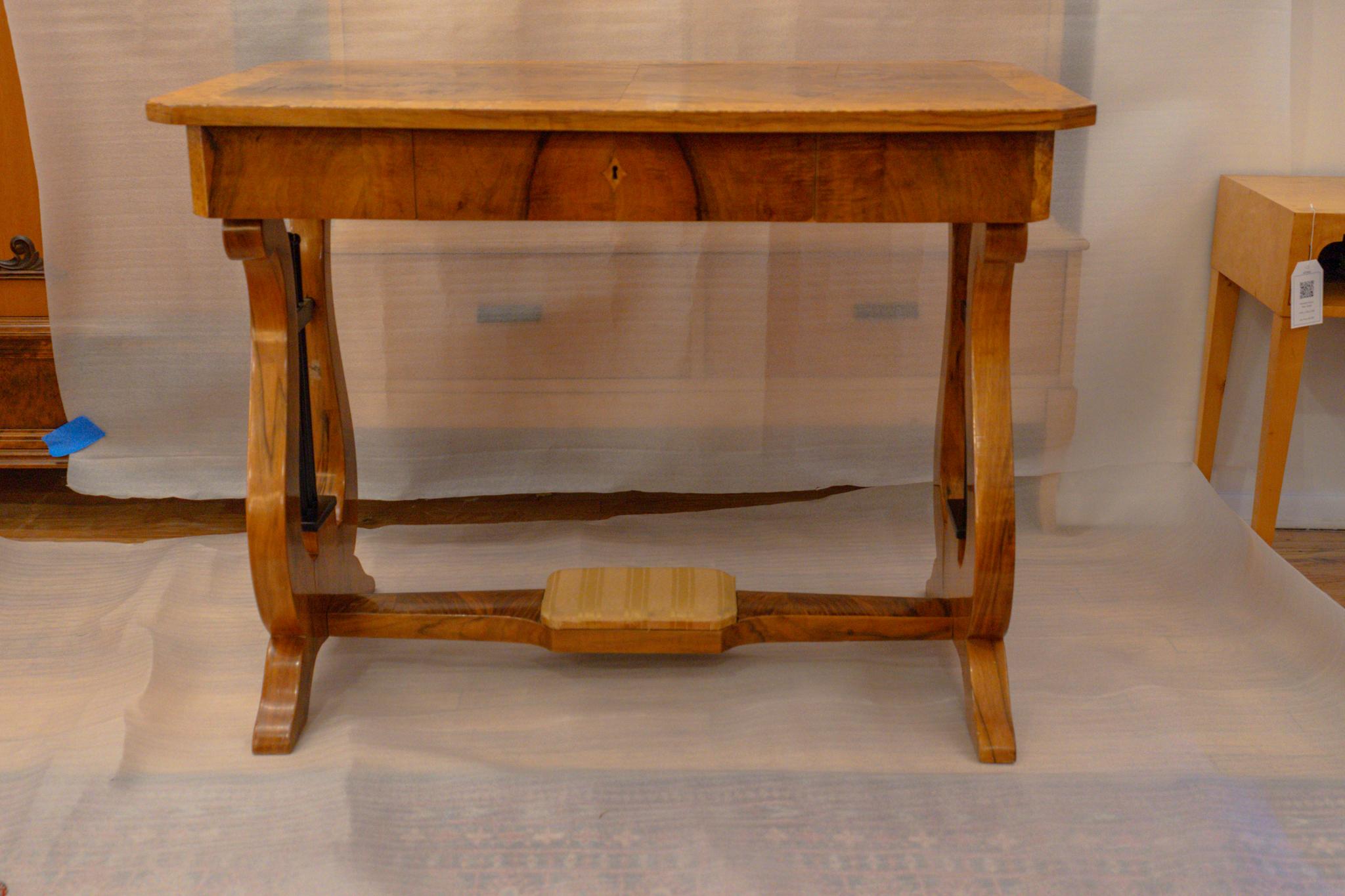 Biedermeier-Schreibtisch im Angebot 13