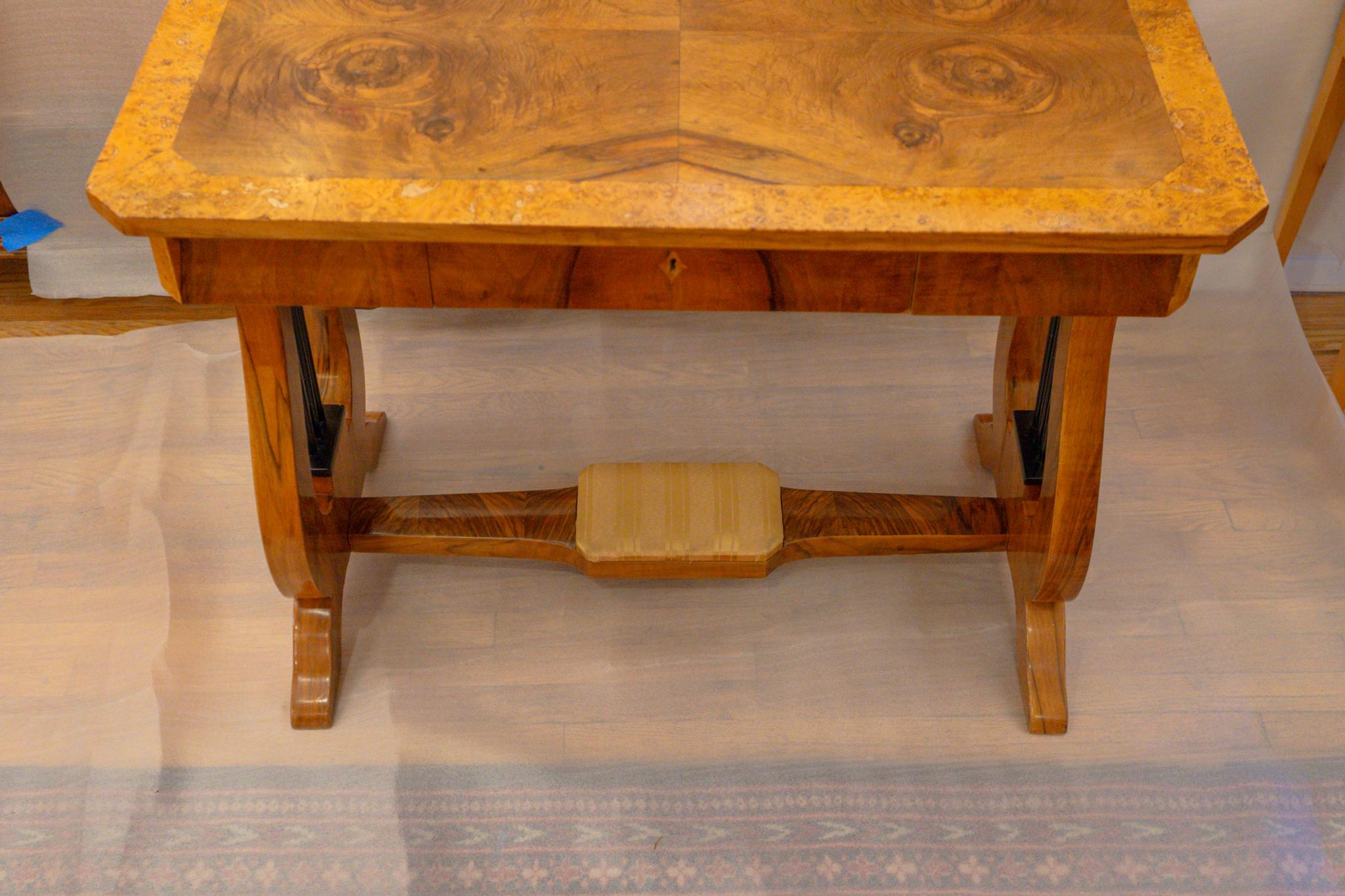 Biedermeier-Schreibtisch (Tischlerei) im Angebot