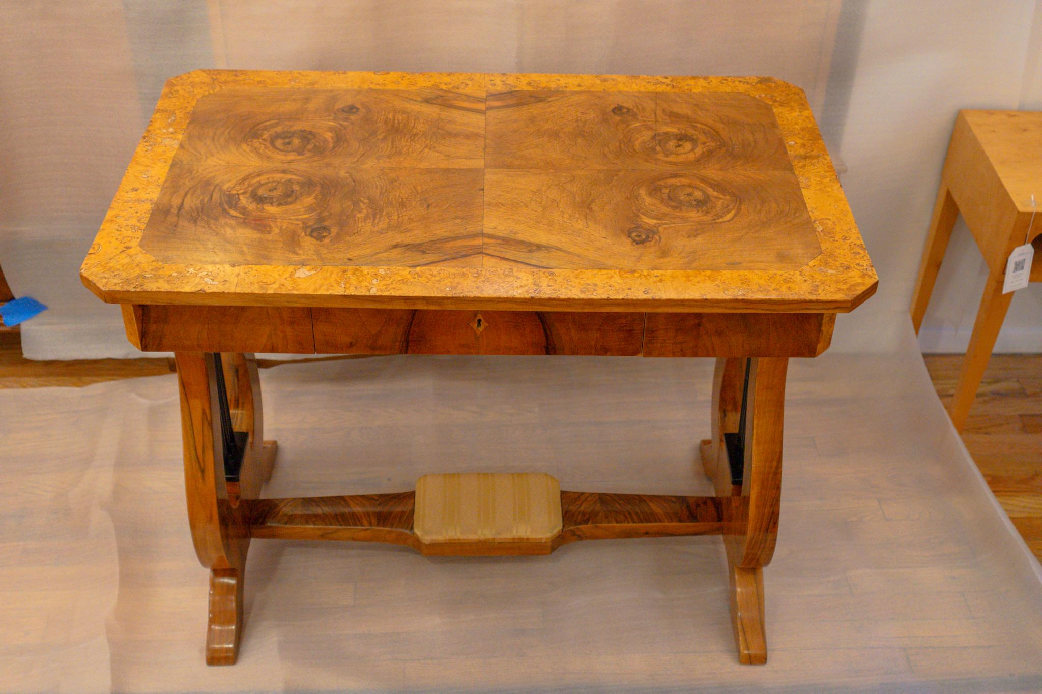 Biedermeier-Schreibtisch (Mittleres 19. Jahrhundert) im Angebot
