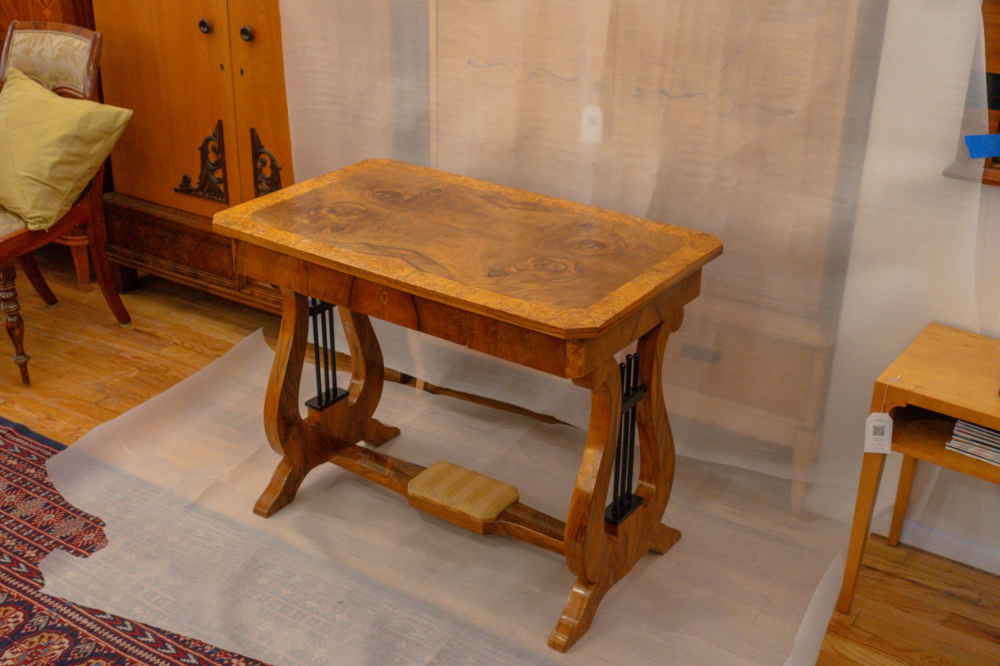Biedermeier-Schreibtisch im Angebot 2