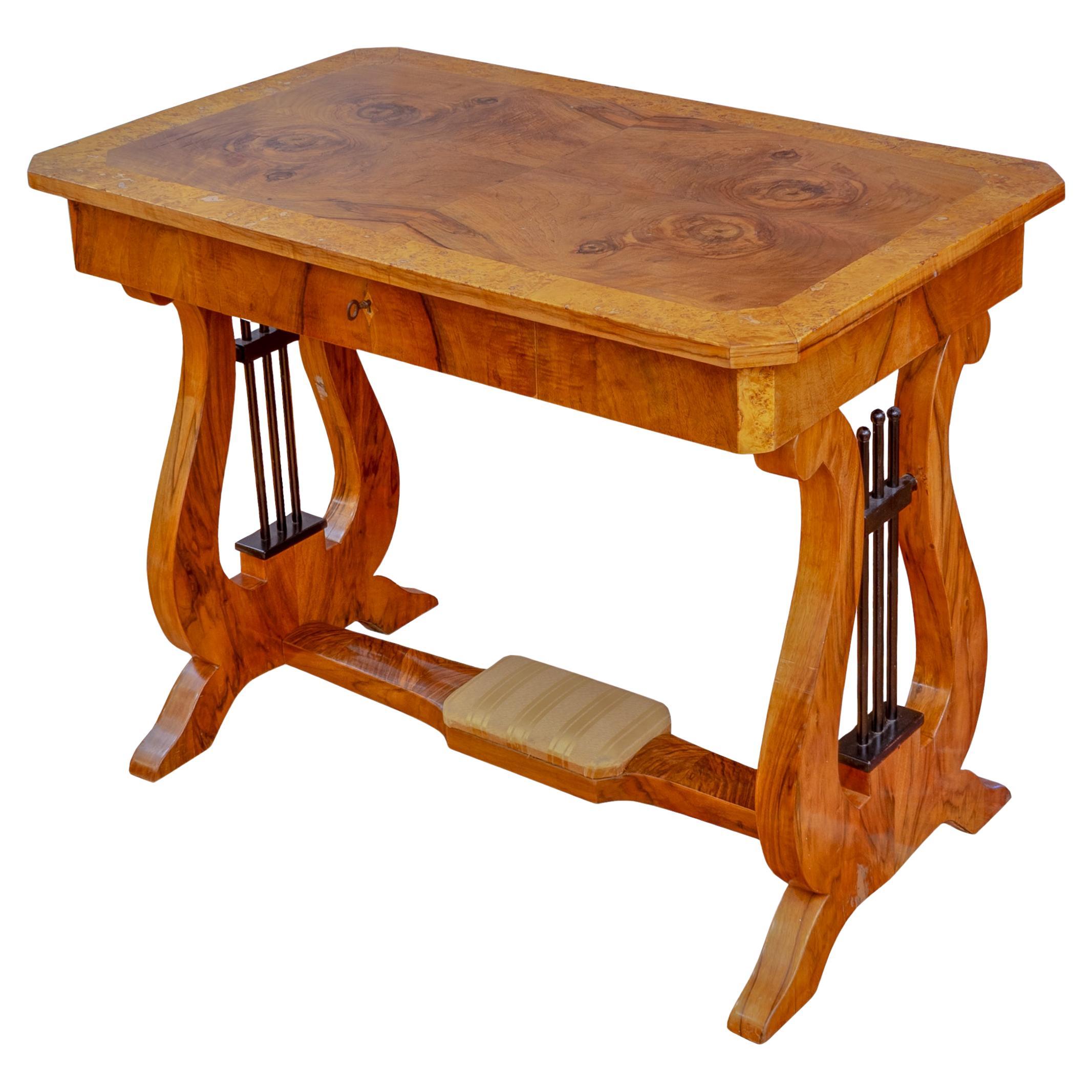 Biedermeier-Schreibtisch im Angebot