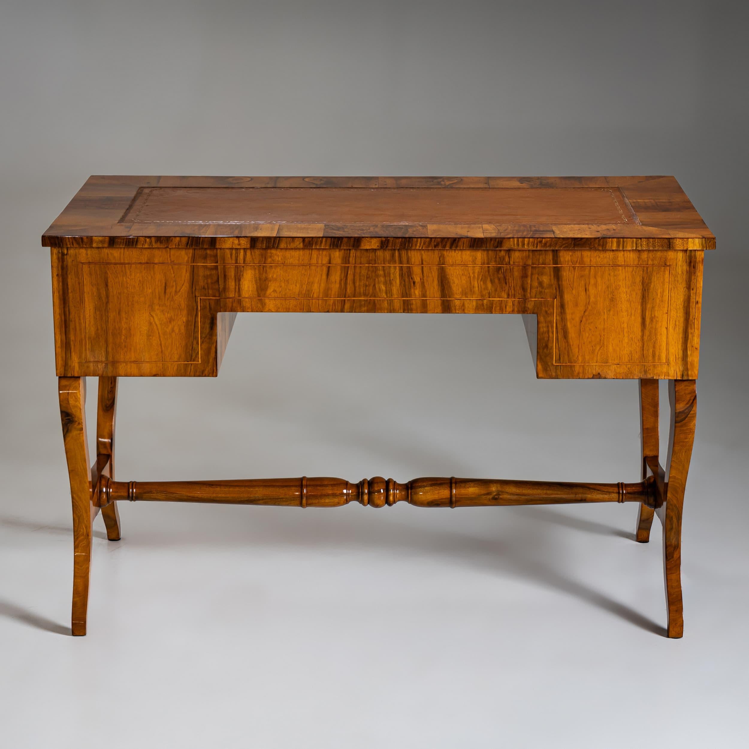 Biedermeier Writing Desk in Walnut, circa 1830 For Sale 6