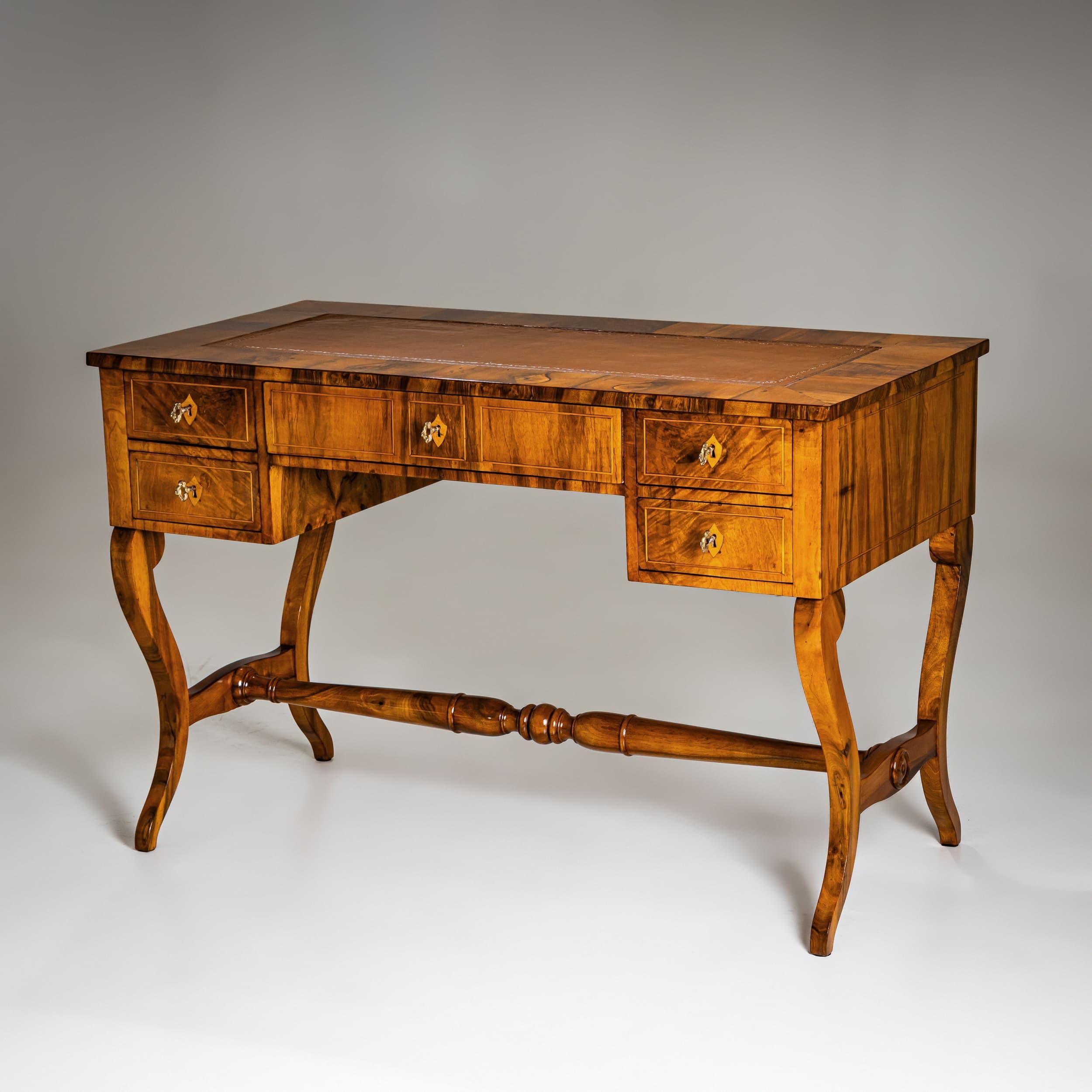 Biedermeier Writing Desk in Walnut, circa 1830 In Good Condition For Sale In Greding, DE