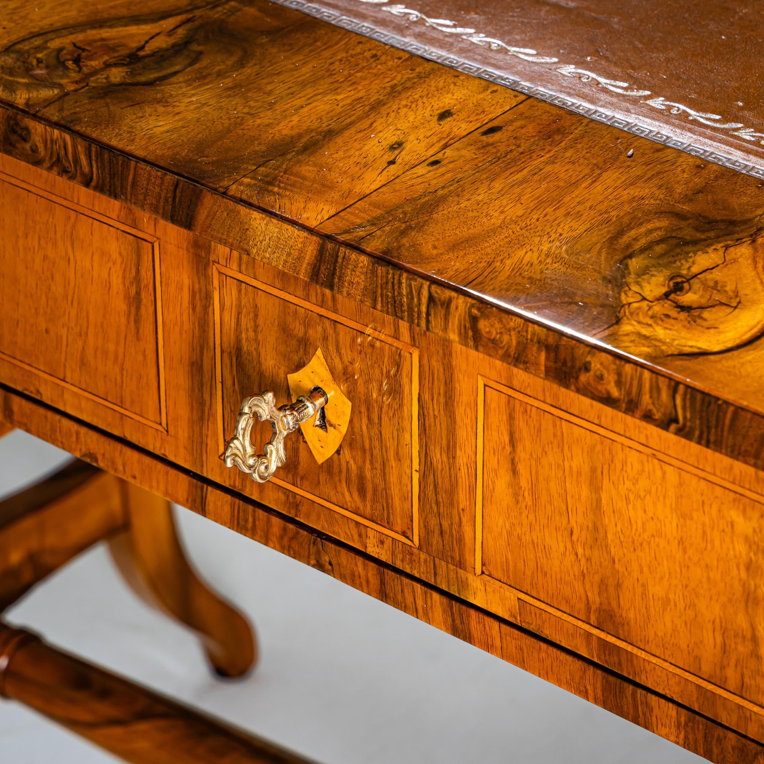 Biedermeier Writing Desk in Walnut, circa 1830 For Sale 1