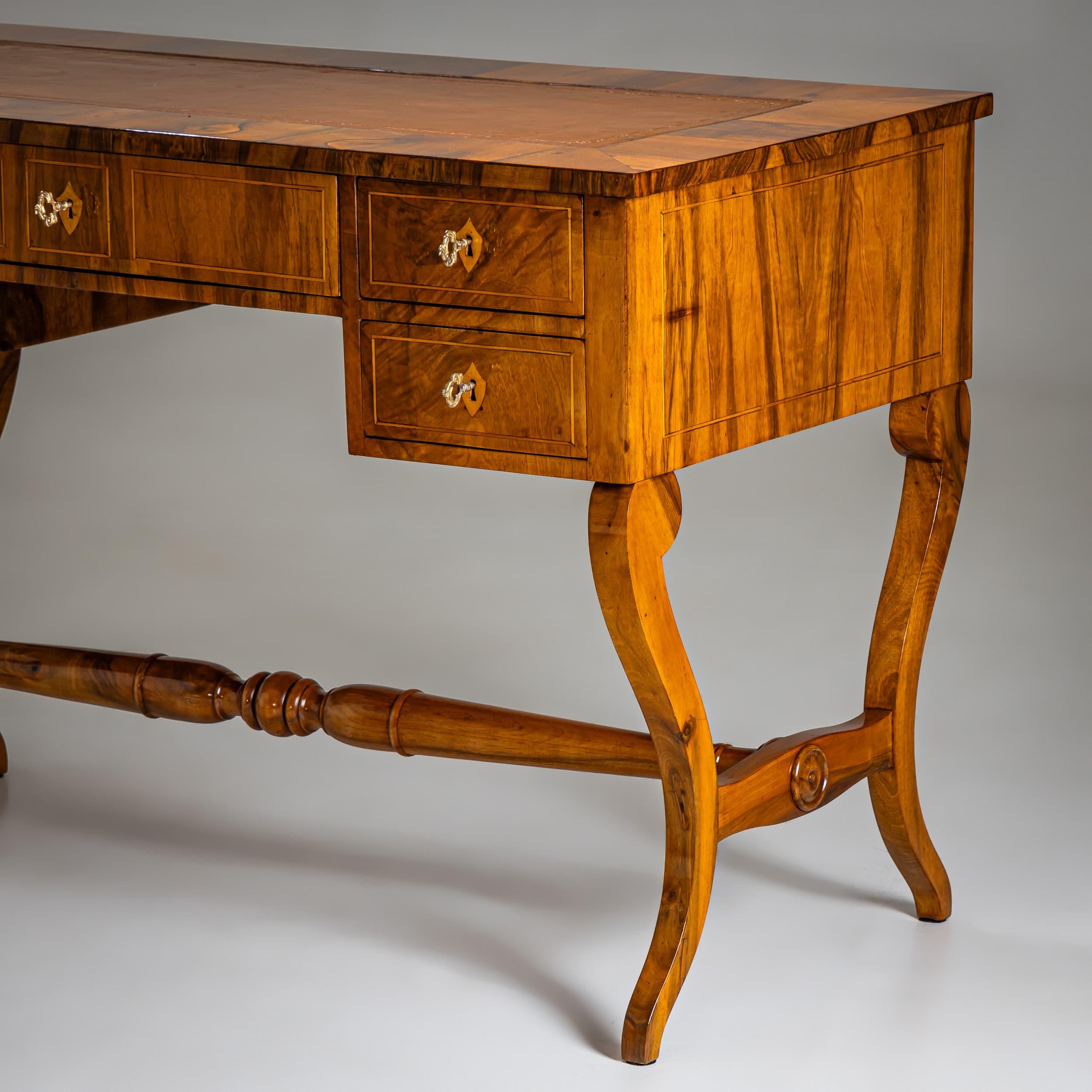 Biedermeier Writing Desk in Walnut, circa 1830 For Sale 3