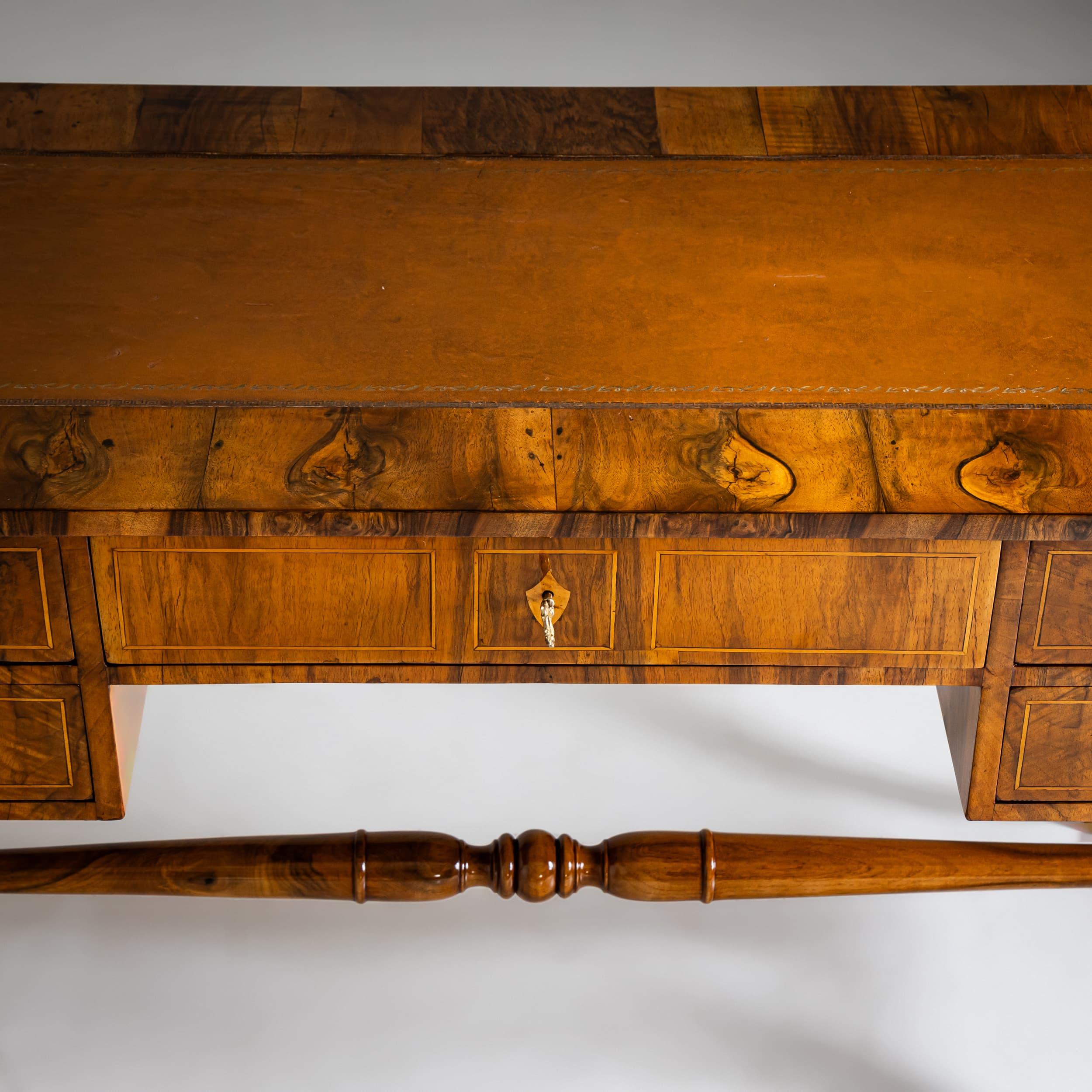 Biedermeier Writing Desk in Walnut, circa 1830 For Sale 4