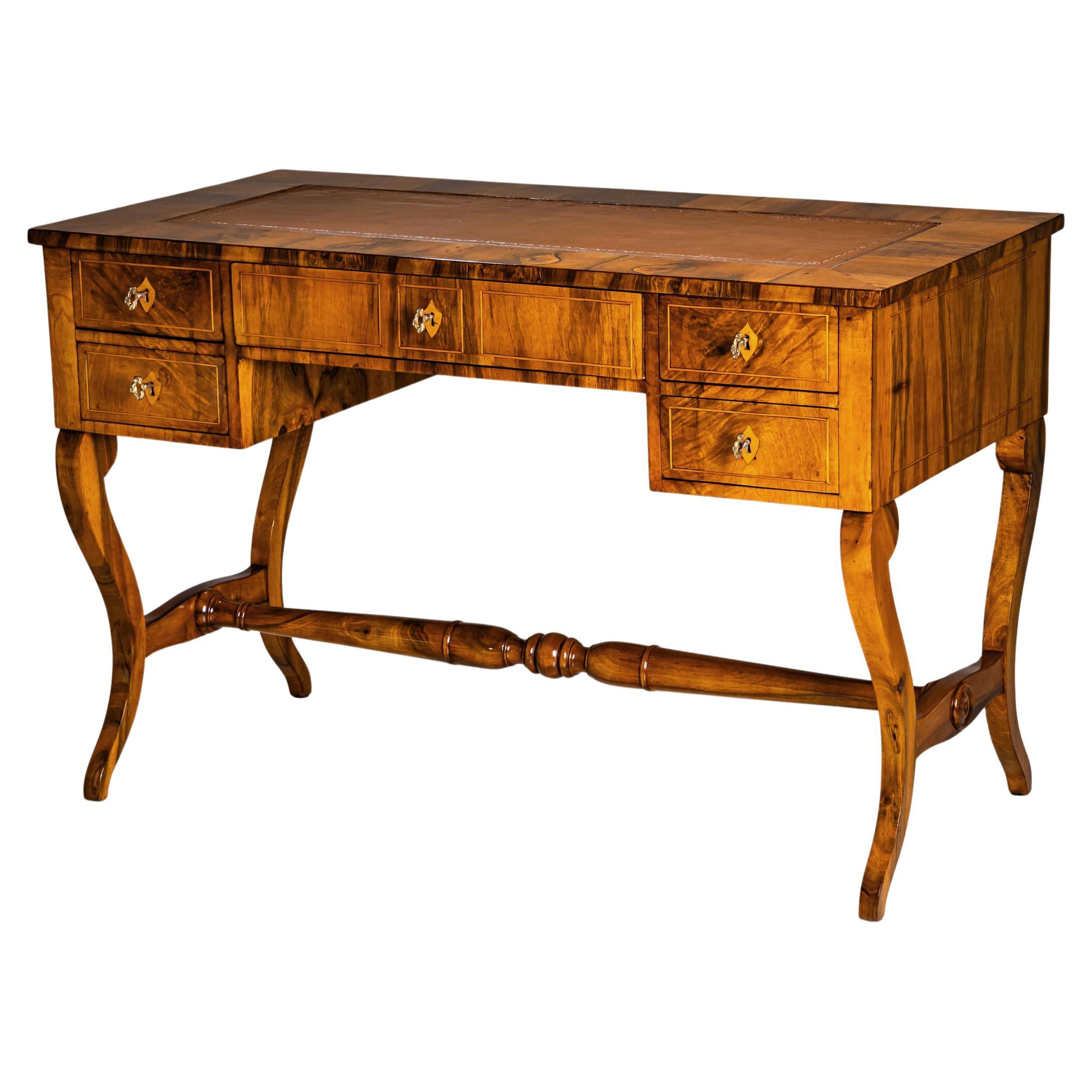 Escritorio Biedermeier en nogal, hacia 1830