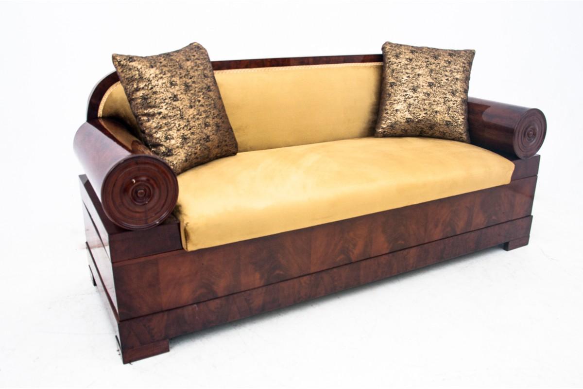 Biedermeier sofa, Northern Europe, circa 1850.

Very good condition, professionally renovated, finished with high gloss polish, new upholstery.

dimensions: height 87 cm seat height 50 cm length 195 cm depth 72 cm