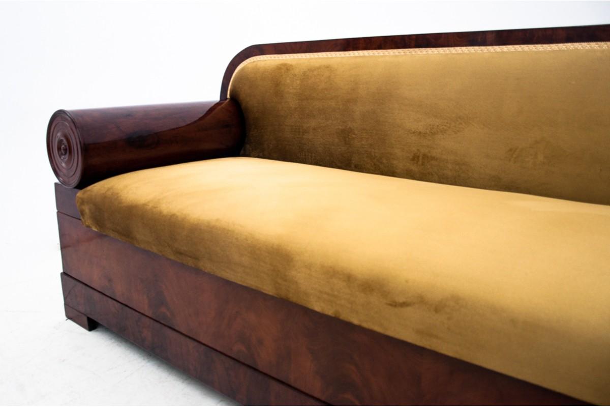 Gelbes Biedermeier-Sofa, Nordeuropa, um 1850. (19. Jahrhundert) im Angebot