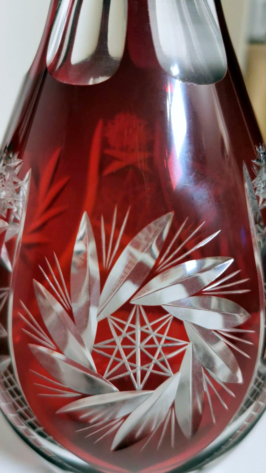 Paire de bouteilles de Bohème en cristal rouge rubis taillé et moulé de style Biedermeir en vente 3