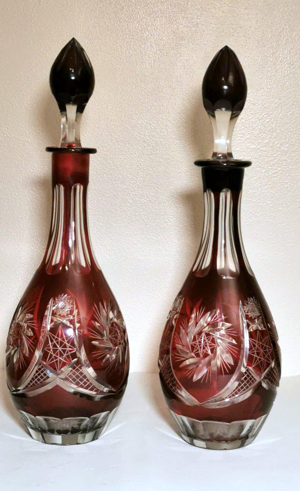 Paar Rubinrote Kristallflaschen im Biedermeir-Stil, geschliffen und gegossen (Biedermeier) im Angebot