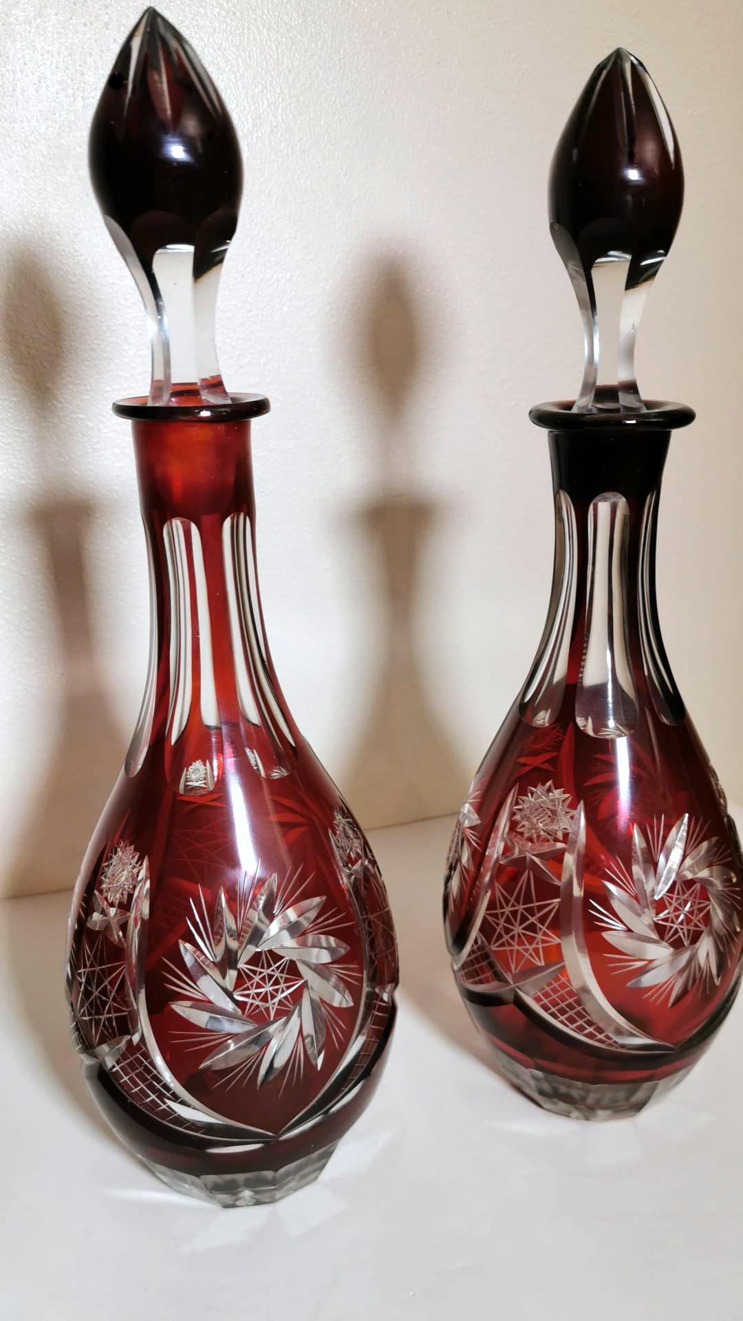 Paar Rubinrote Kristallflaschen im Biedermeir-Stil, geschliffen und gegossen (Tschechisch) im Angebot