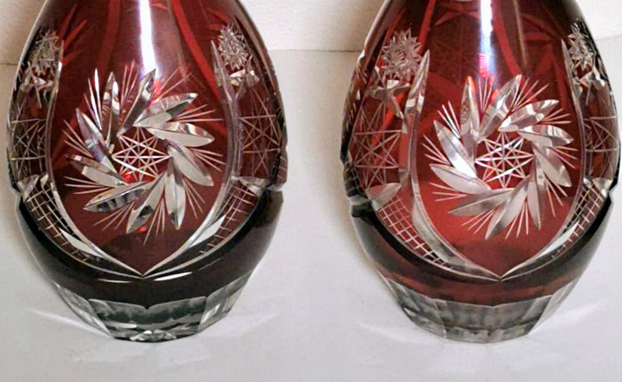 Cristal Paire de bouteilles de Bohème en cristal rouge rubis taillé et moulé de style Biedermeir en vente