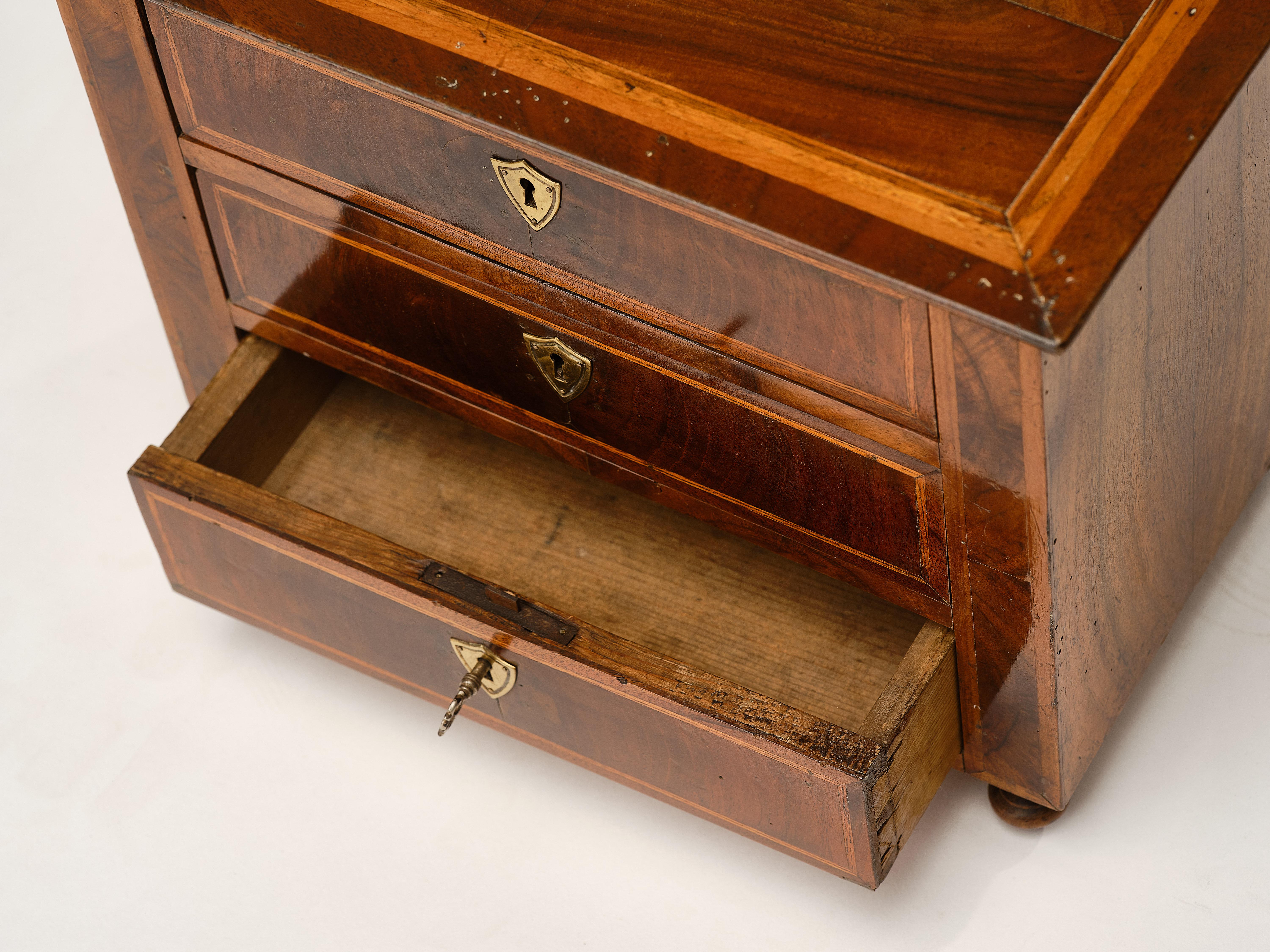 Brown Biedermeyer Model chest of drawer, walnut, 3 drawers, original key, Germany 1840