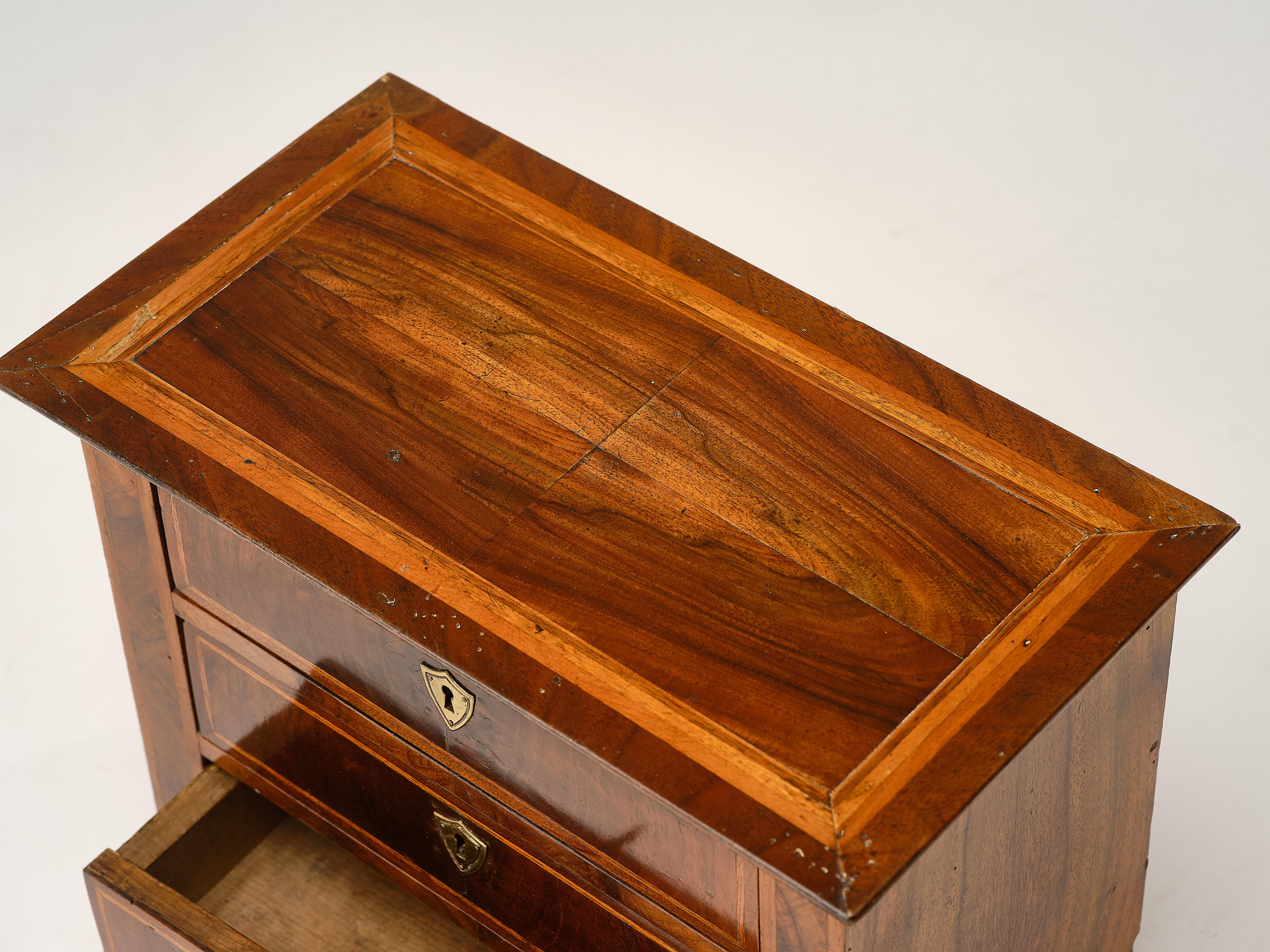 Biedermeyer Model chest of drawer, walnut, 3 drawers, original key, Germany 1840 In Good Condition In Stuttgart, DE