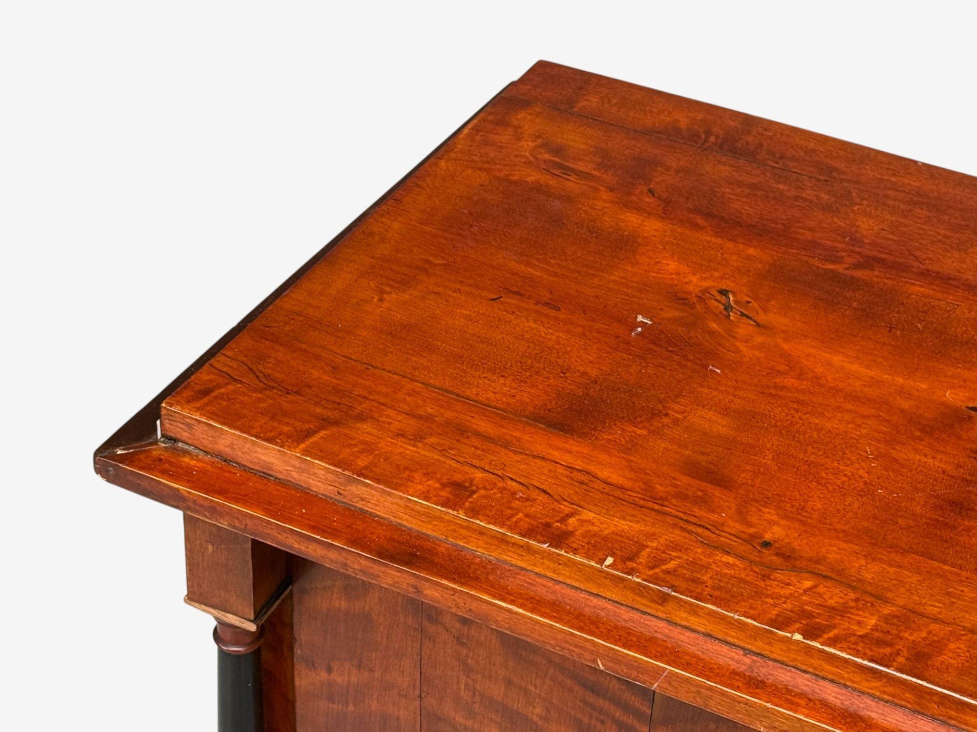 Biedermier, mobile in legno di ciliegio, bronzo, legno ebanizzato, Germania, XIX secolo. In condizioni buone in vendita a Manhasset, NY