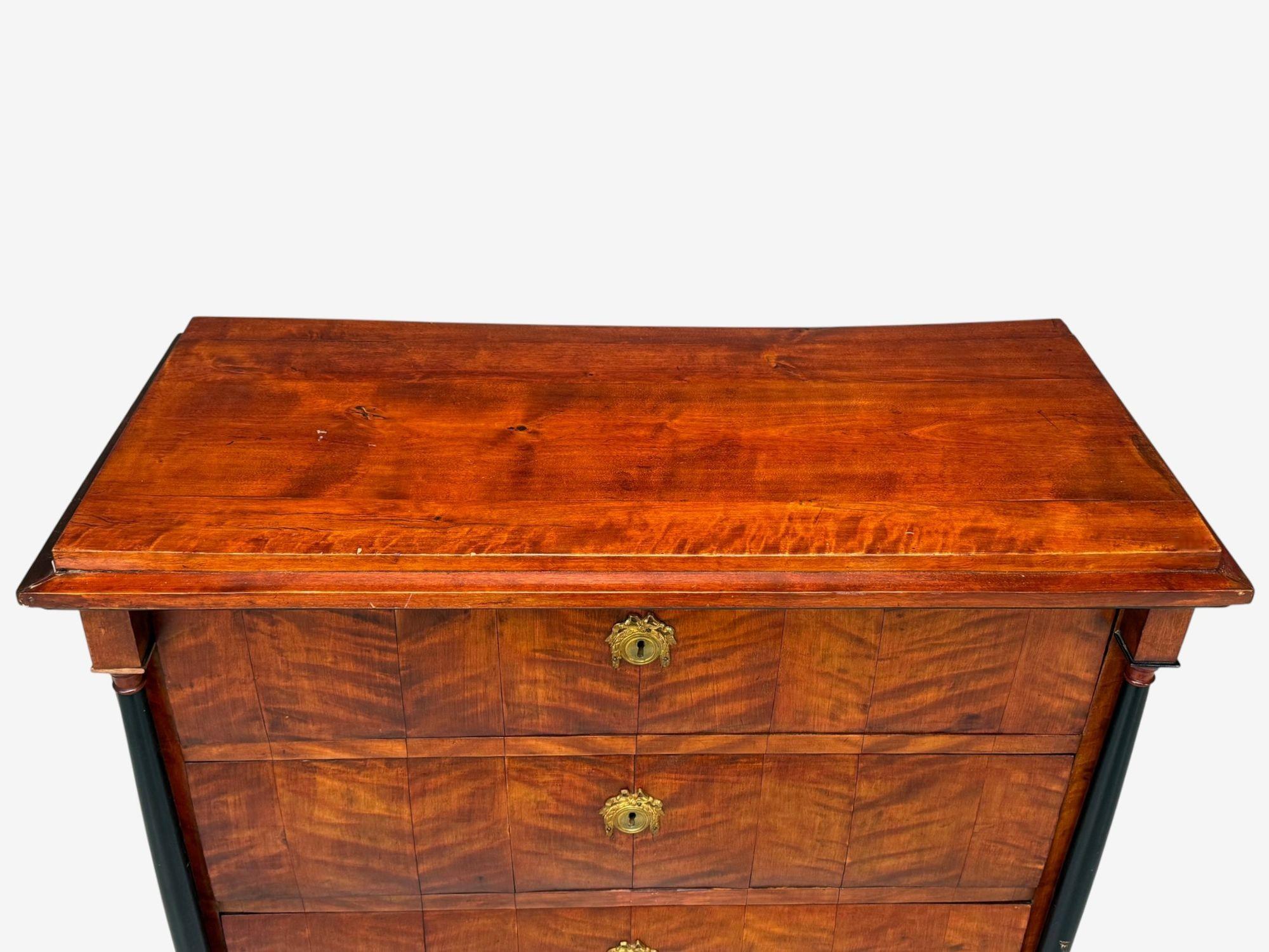 Ottone Biedermier, mobile in legno di ciliegio, bronzo, legno ebanizzato, Germania, XIX secolo. in vendita