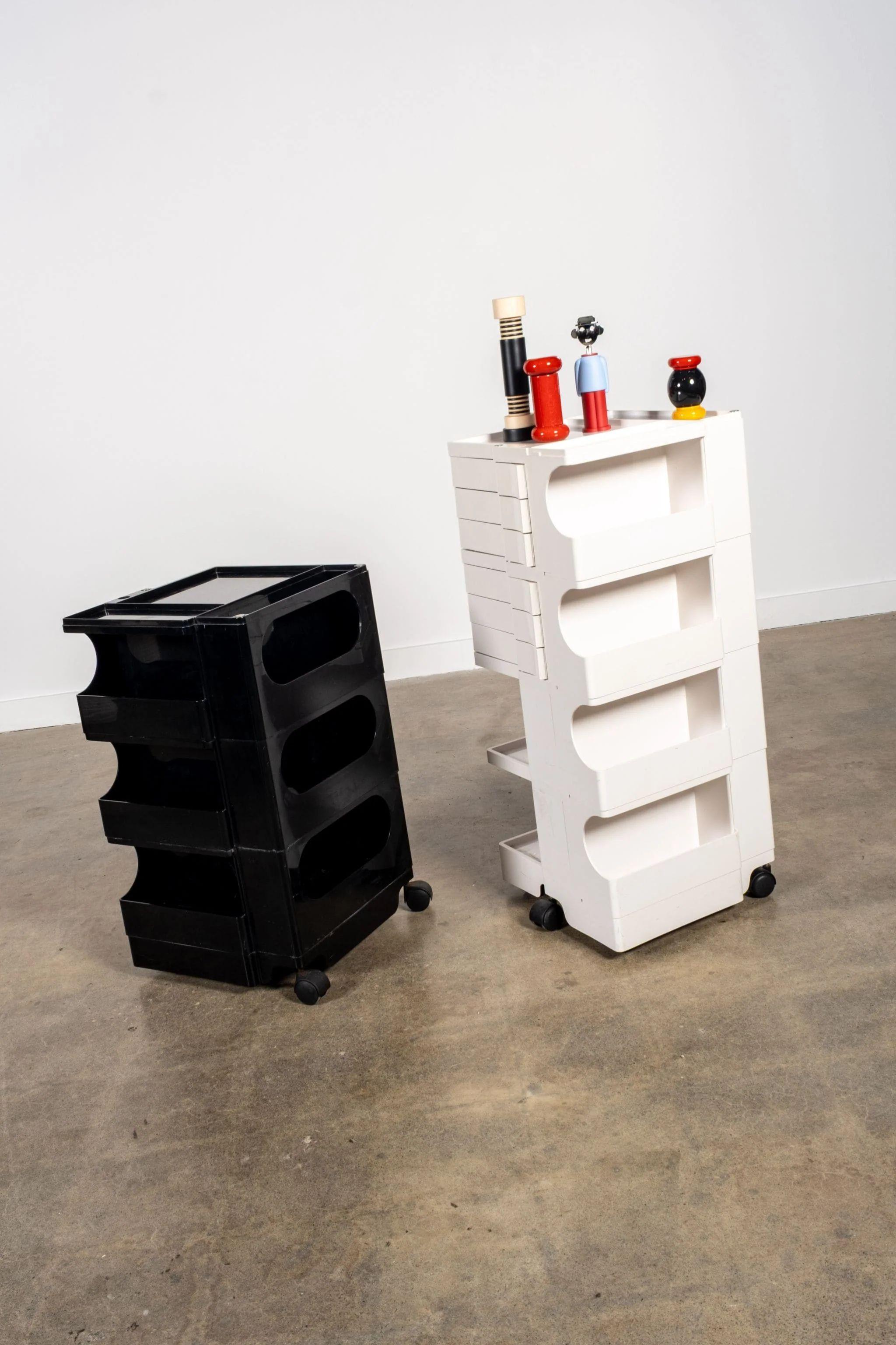 Conçu par Joe Colombo en 1970, le chariot Boby n'a jamais été un simple objet de rangement - il était synonyme de mouvement, de modularité et d'avenir. Cette édition noire discrète offre un impact important grâce à ses 3 tiroirs rotatifs et ses