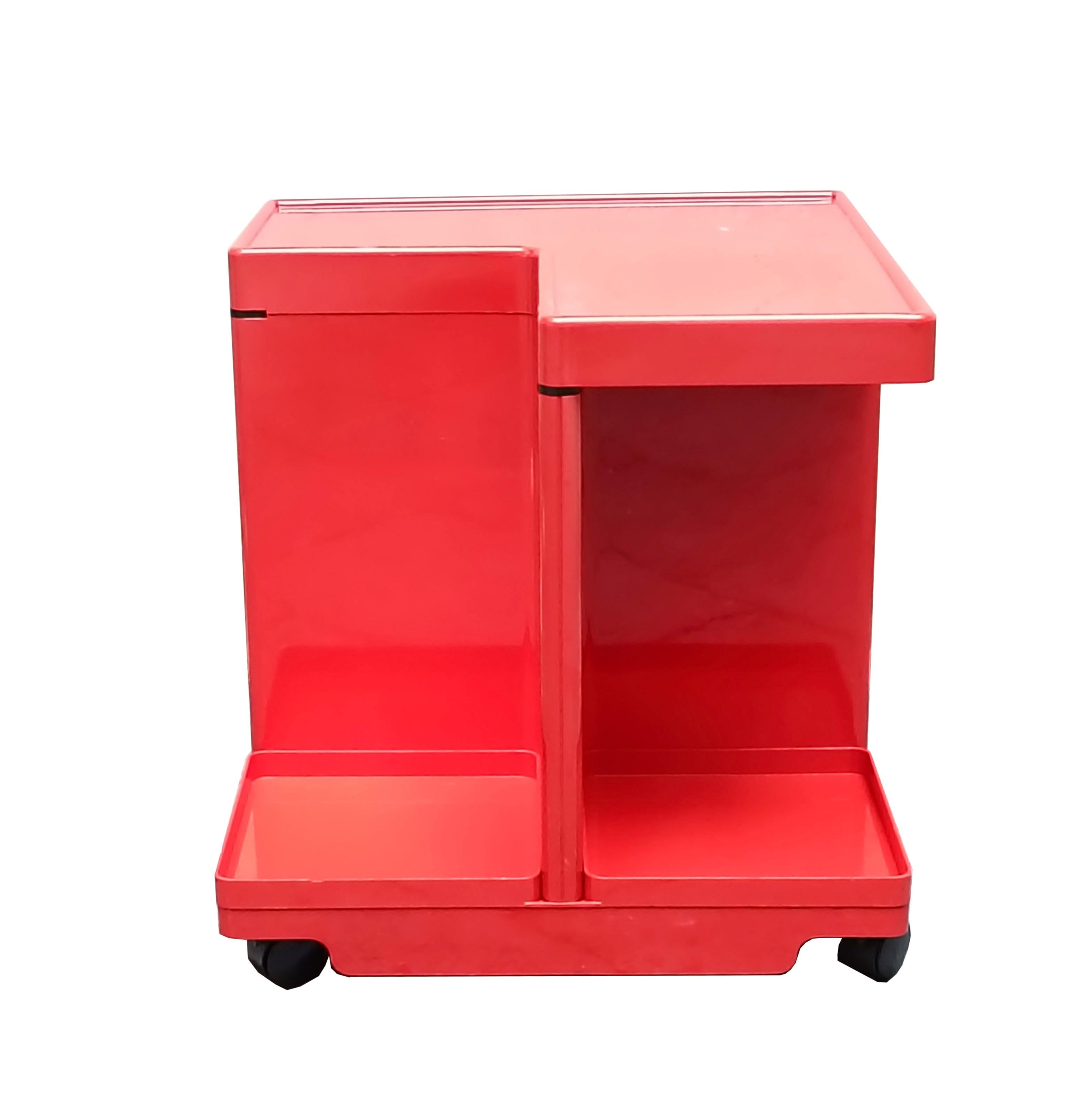 Trolley de diseño típicamente italiano  de los años setenta, fabricado por Bieffeplast. Se trata de un contenedor modular de plástico, caracterizado por unas líneas sencillas y funcionales con forma rectangular y esquinas redondeadas. 
Fabricado en