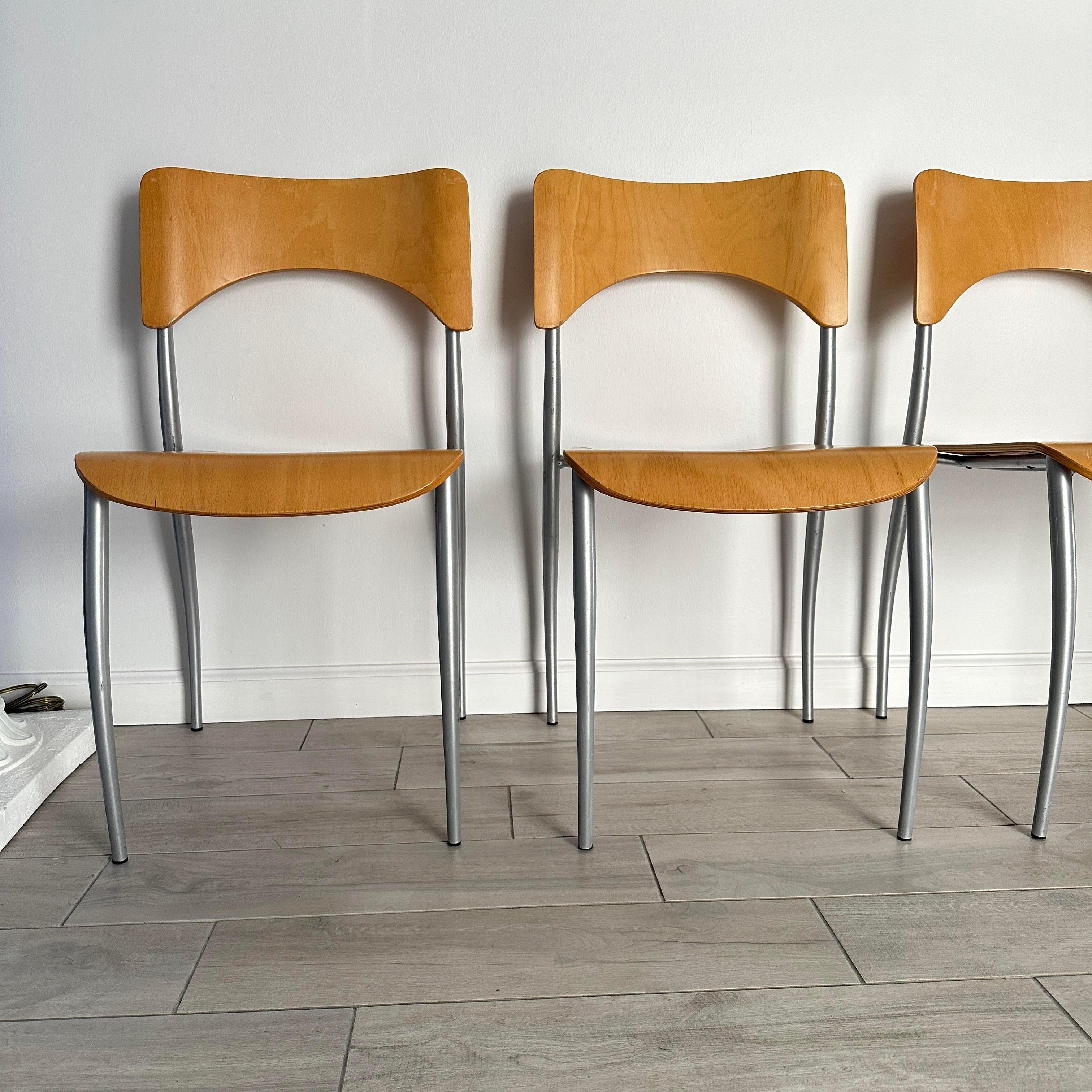 Bieffeplast Italia Sillas apilables de contrachapado curvado- S/4 siglo XX en venta