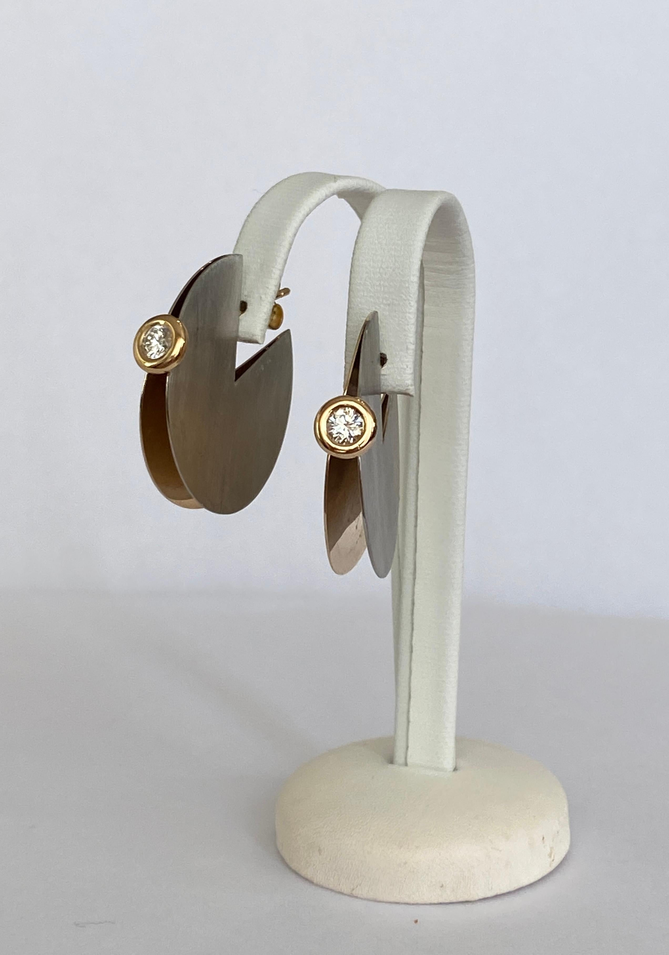 Brilliant Cut Biegel Frankfurt, platinum with 18 kt. gold stud solitaire diamond  earrings For Sale
