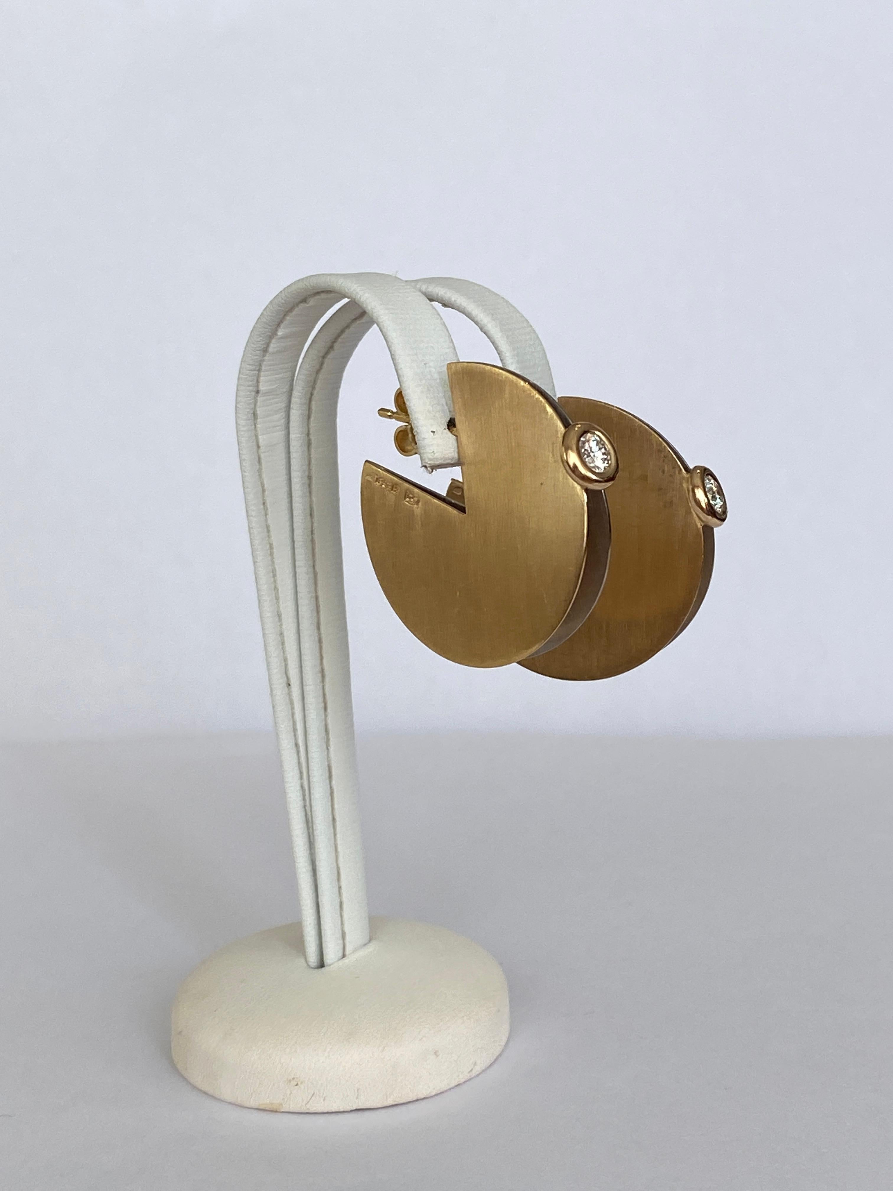 Biegel Frankfurt, platinum with 18 kt. gold stud solitaire diamond  earrings In Good Condition For Sale In AMSTERDAM, NL