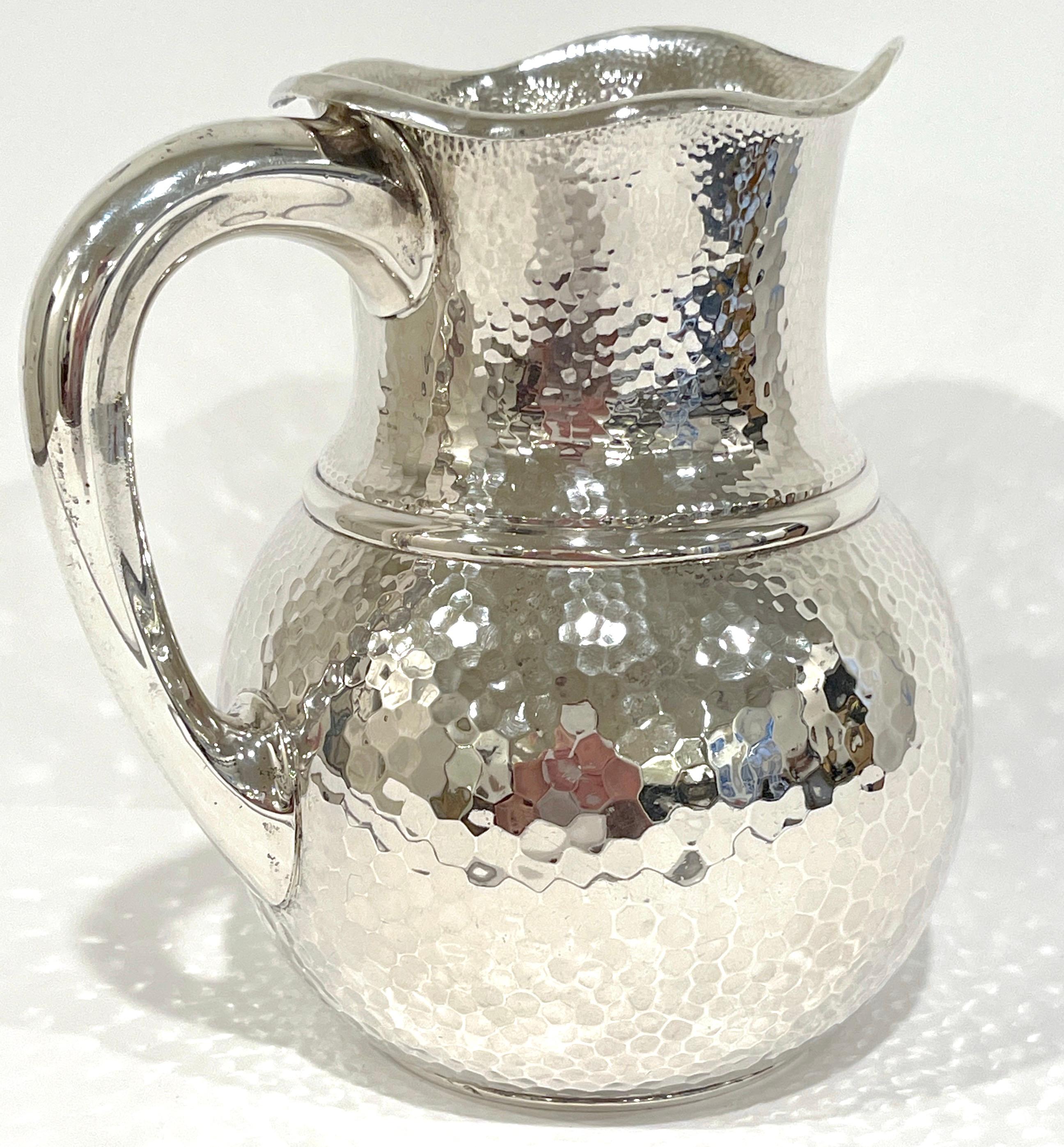 Jarra de agua Bieglow & Kennard, de esterlina martillada a mano, de gusto japonés, Boston, hacia 1890

Esta exquisita jarra de plata de ley martillada a mano, fabricada por Bigelow & Kennard hacia 1890, ejemplifica el Aesthetic Movement americano