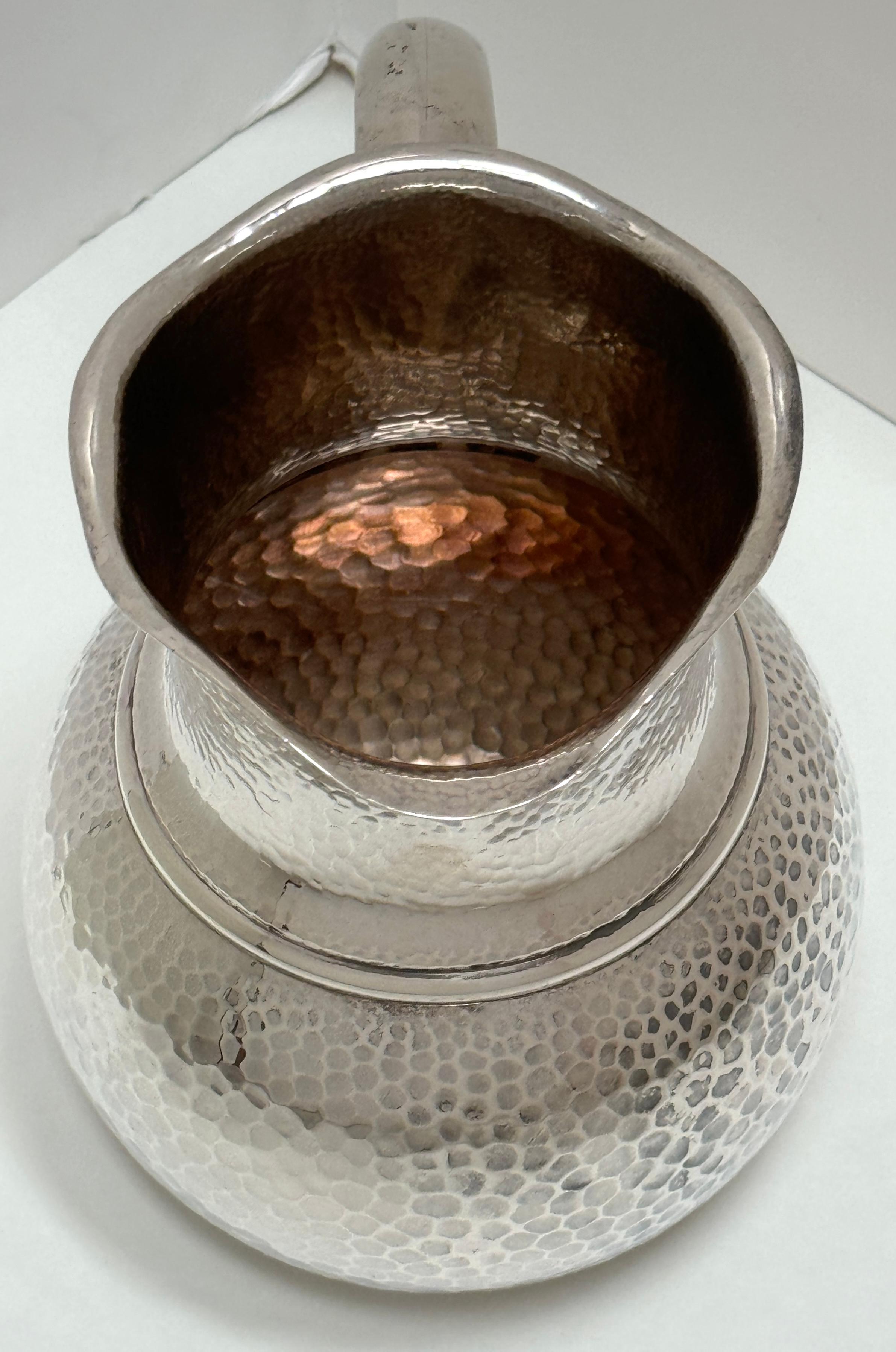 Jarra de Agua de Esterlina Martillada a Mano Bieglow & Kennard, al Gusto Japonés en Bueno estado para la venta en West Palm Beach, FL