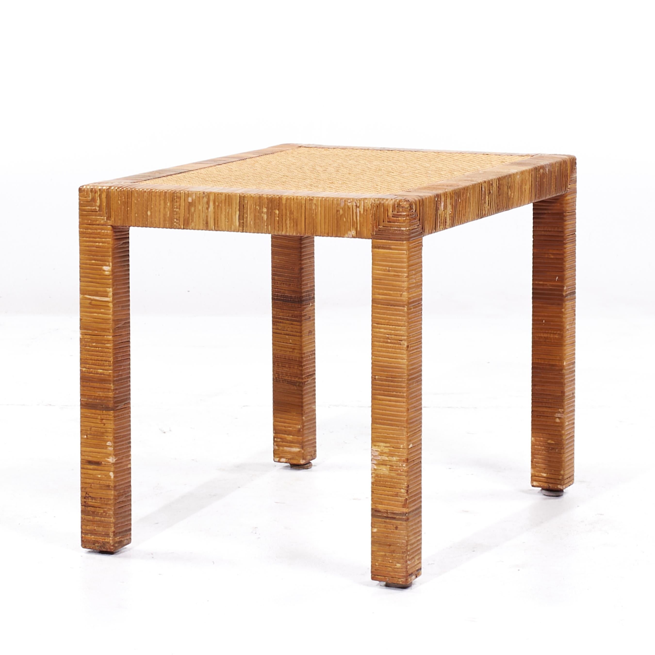 Mid-Century Modern Table d'appoint Bielecky Brothers du milieu du siècle dernier en rotin, canne et laiton en vente