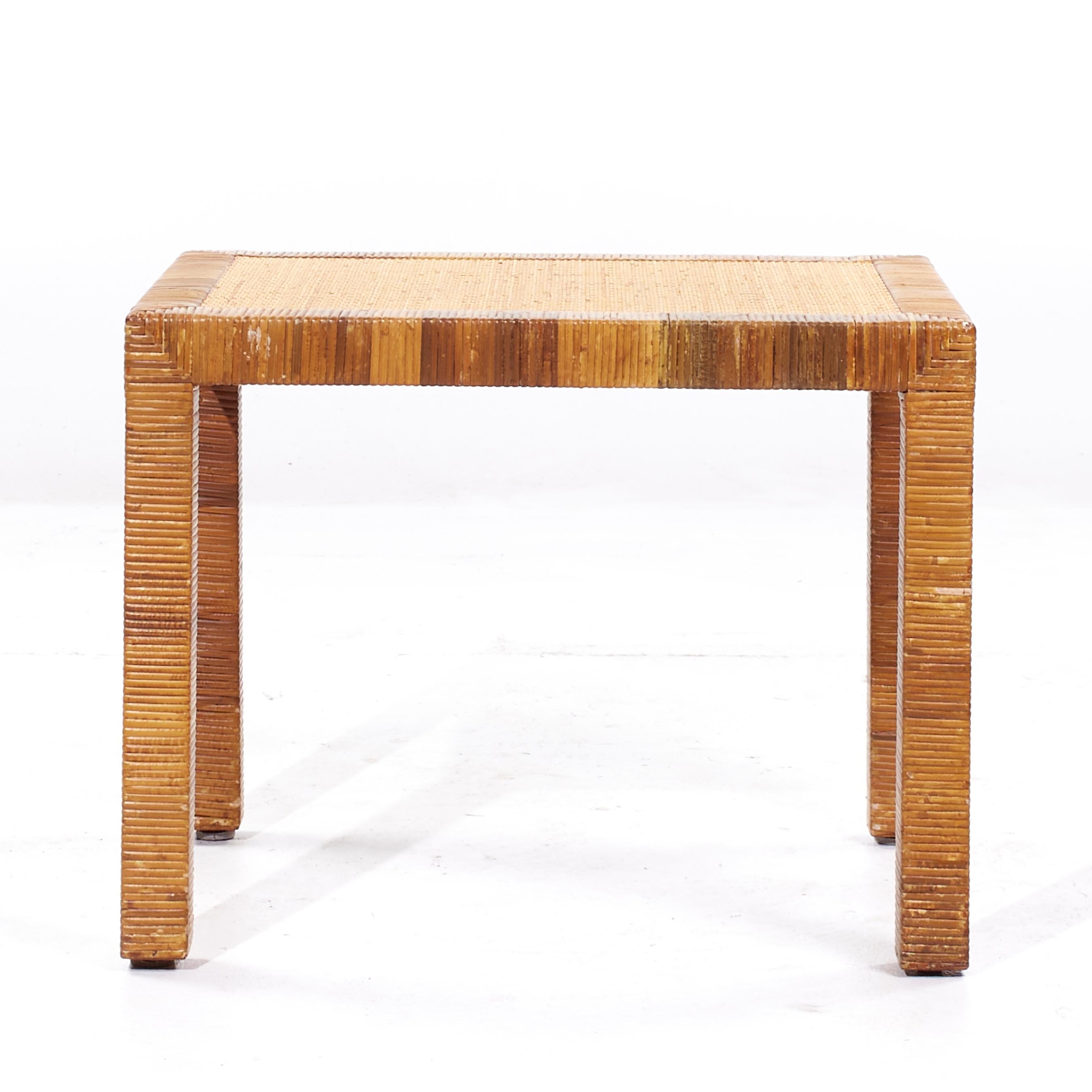 Table d'appoint Bielecky Brothers du milieu du siècle dernier en rotin, canne et laiton Bon état - En vente à Countryside, IL