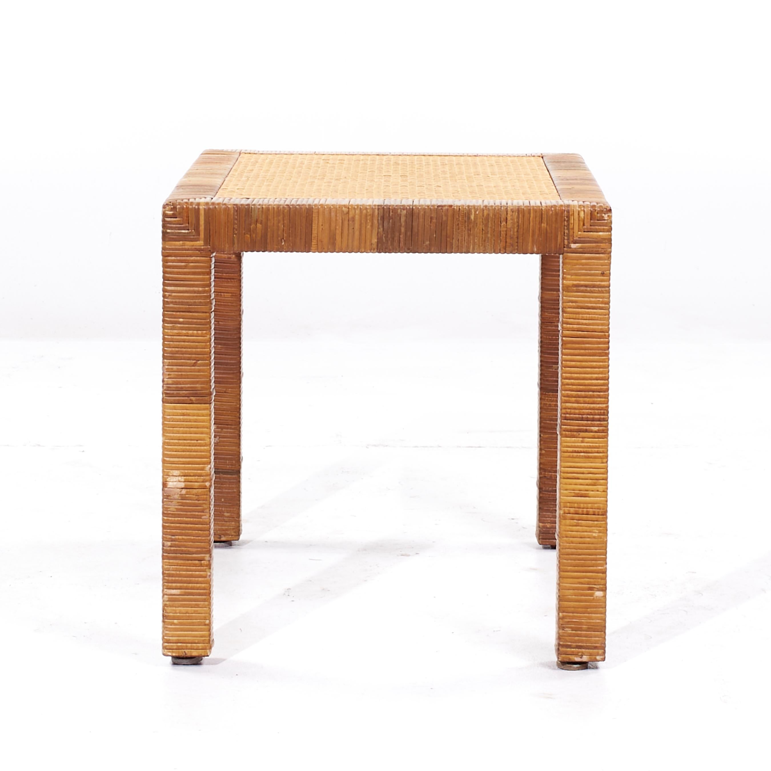 Laiton Table d'appoint Bielecky Brothers du milieu du siècle dernier en rotin, canne et laiton en vente