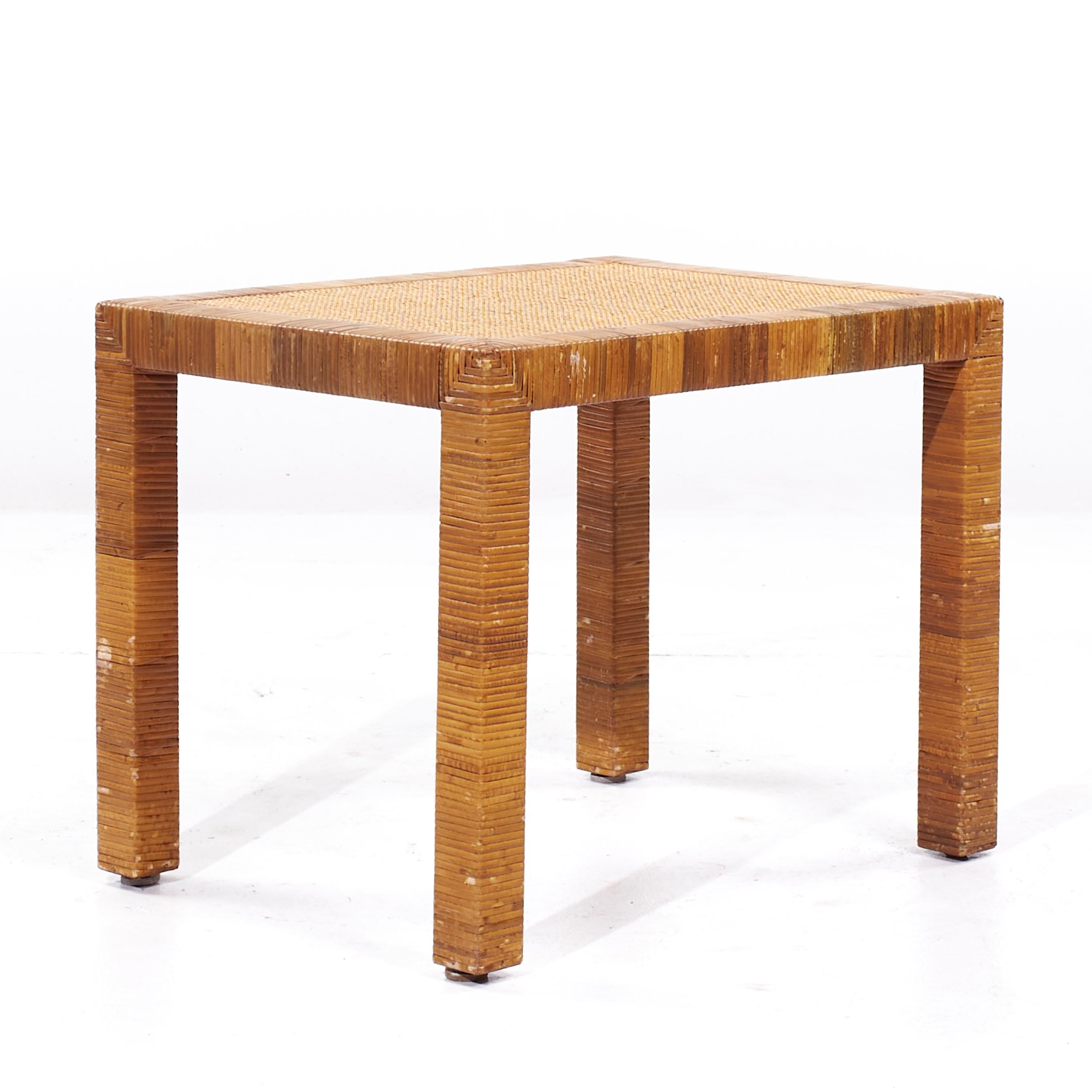 Table d'appoint Bielecky Brothers du milieu du siècle dernier en rotin, canne et laiton en vente 1