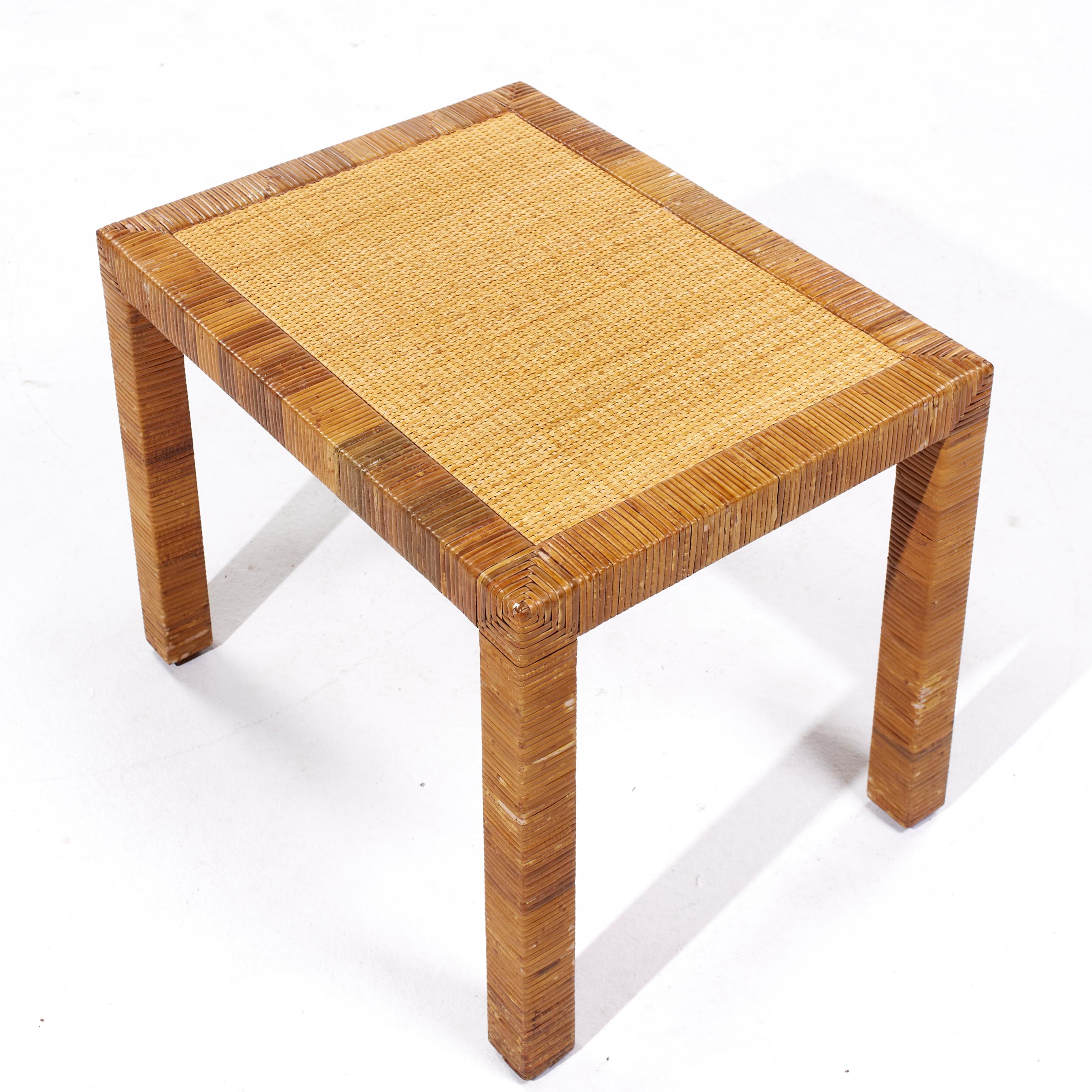 Table d'appoint Bielecky Brothers du milieu du siècle dernier en rotin, canne et laiton en vente 2