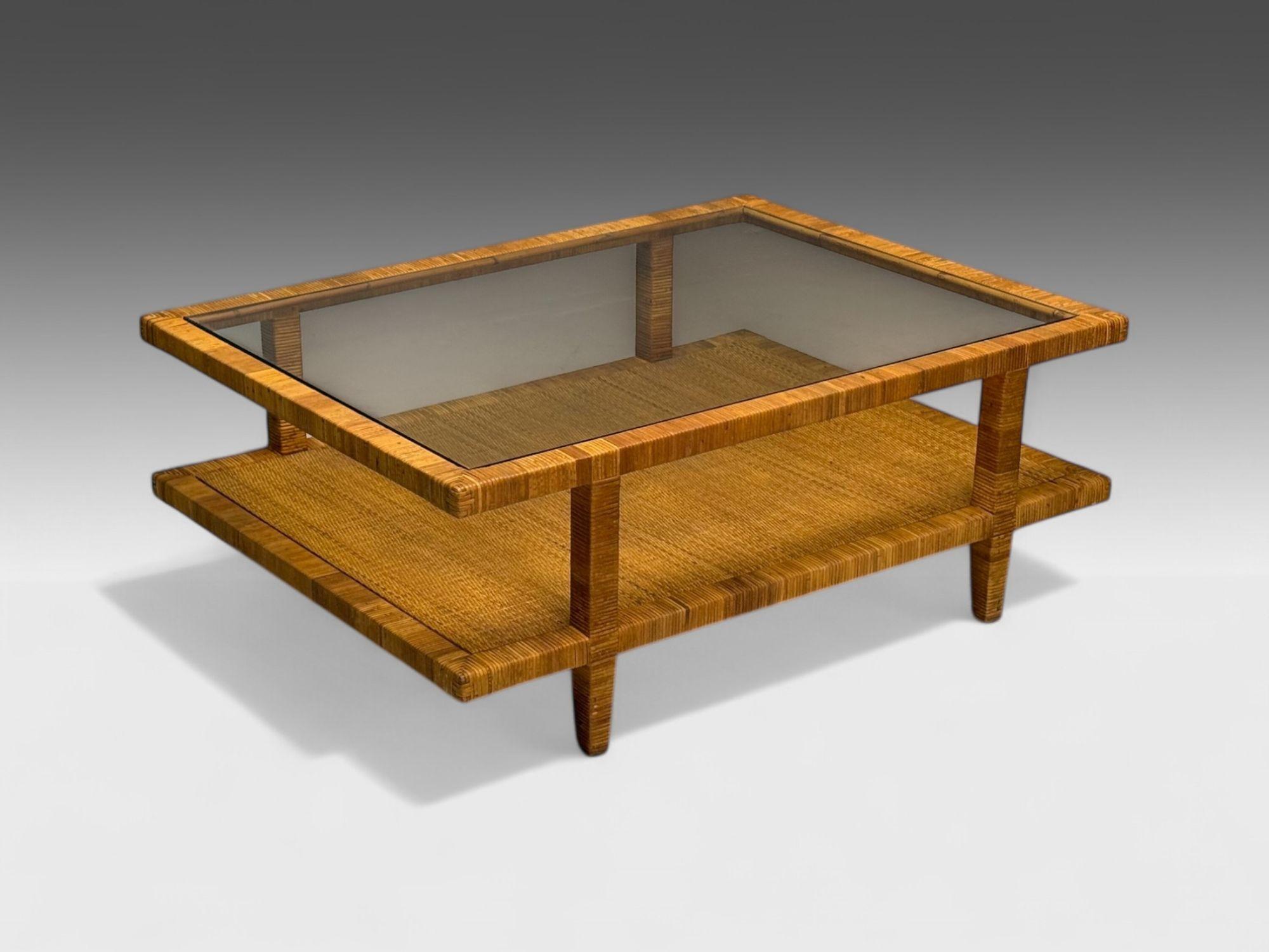 Bielecky Brothers, Moderner Couchtisch, Rohrgeflecht, Glas, USA, 21.

Ein großer Couchtisch, handgefertigt von Bielecky Brothers in den Vereinigten Staaten, Anfang des 21. Jahrhunderts. Dieses Möbelstück besteht aus zwei Ebenen, wobei die obere